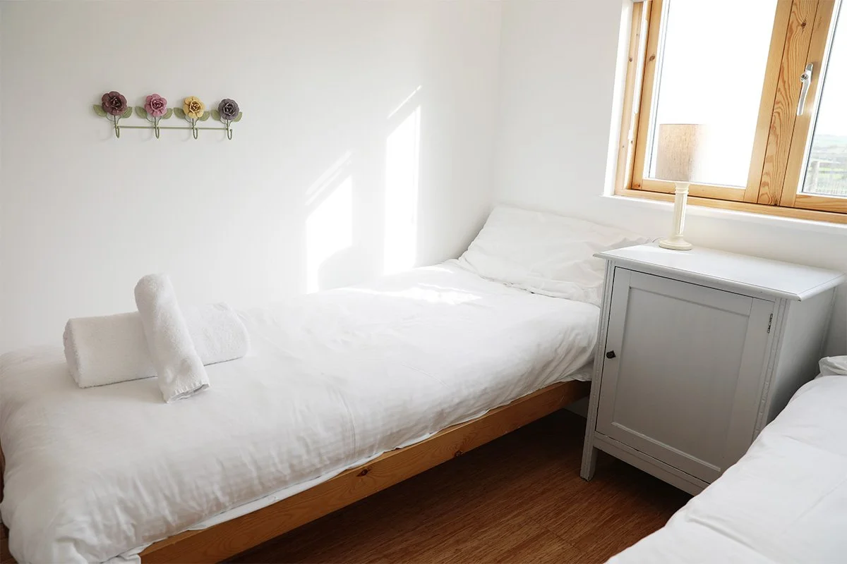 twin bedroom at north light holiday let in Port Isaac