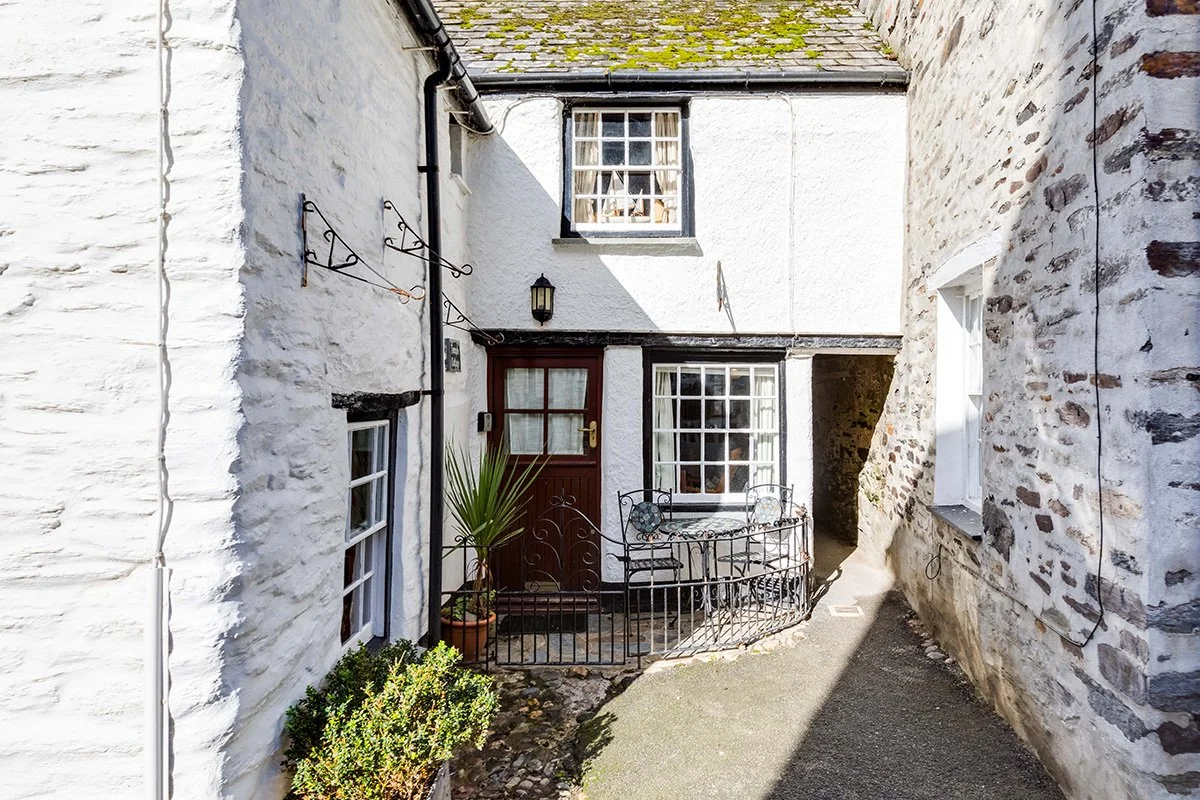 historic temple cottage and temple bar, also known as squeezy-belly-alley, in port isaac, cornwall