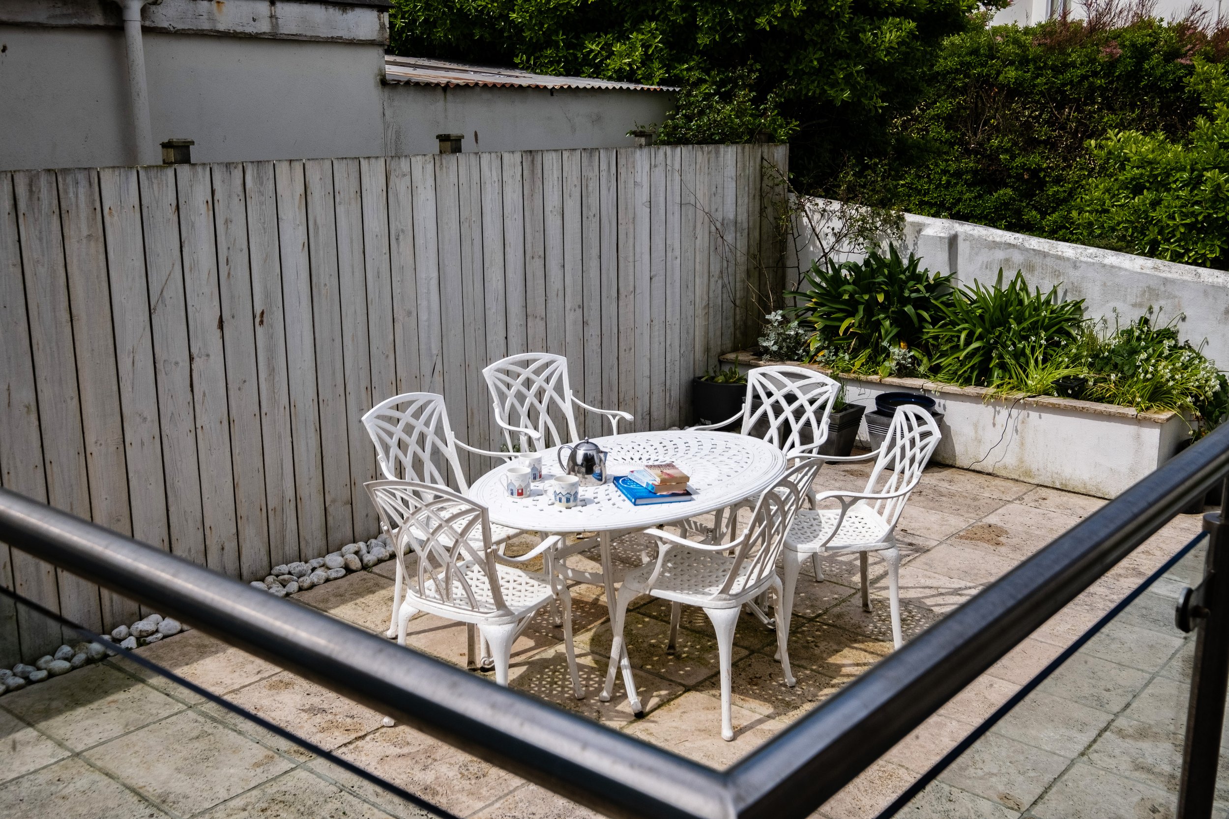 outside eating area at derowen holiday let in Port Isaac