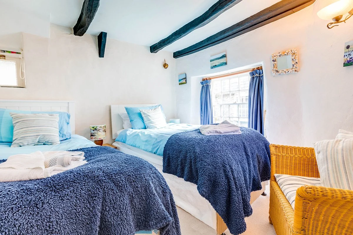 cosy twin bedroom in temple cottage, port isaac, cornwall