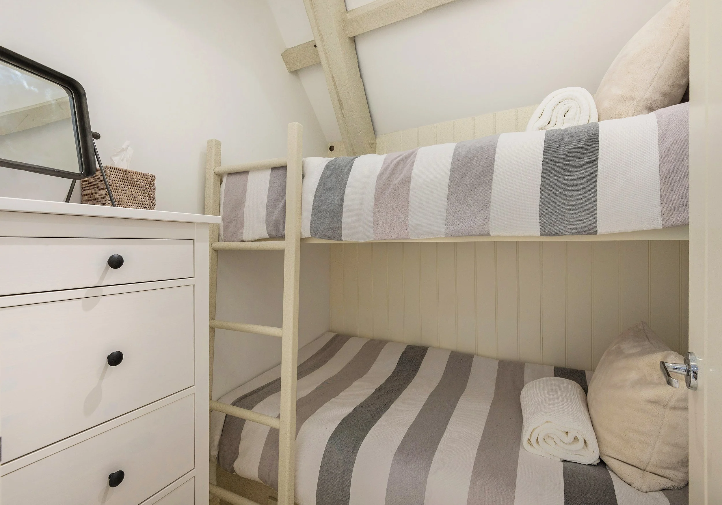 DW-2020-08-18-Cor-Anglais-Port-Isaac-Cornwall-Interior-Bunk-Bedroom-1.jpg