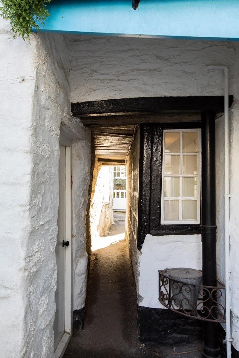temple bar, also known as squeezy-belly-alley, in port isaac, cornwall