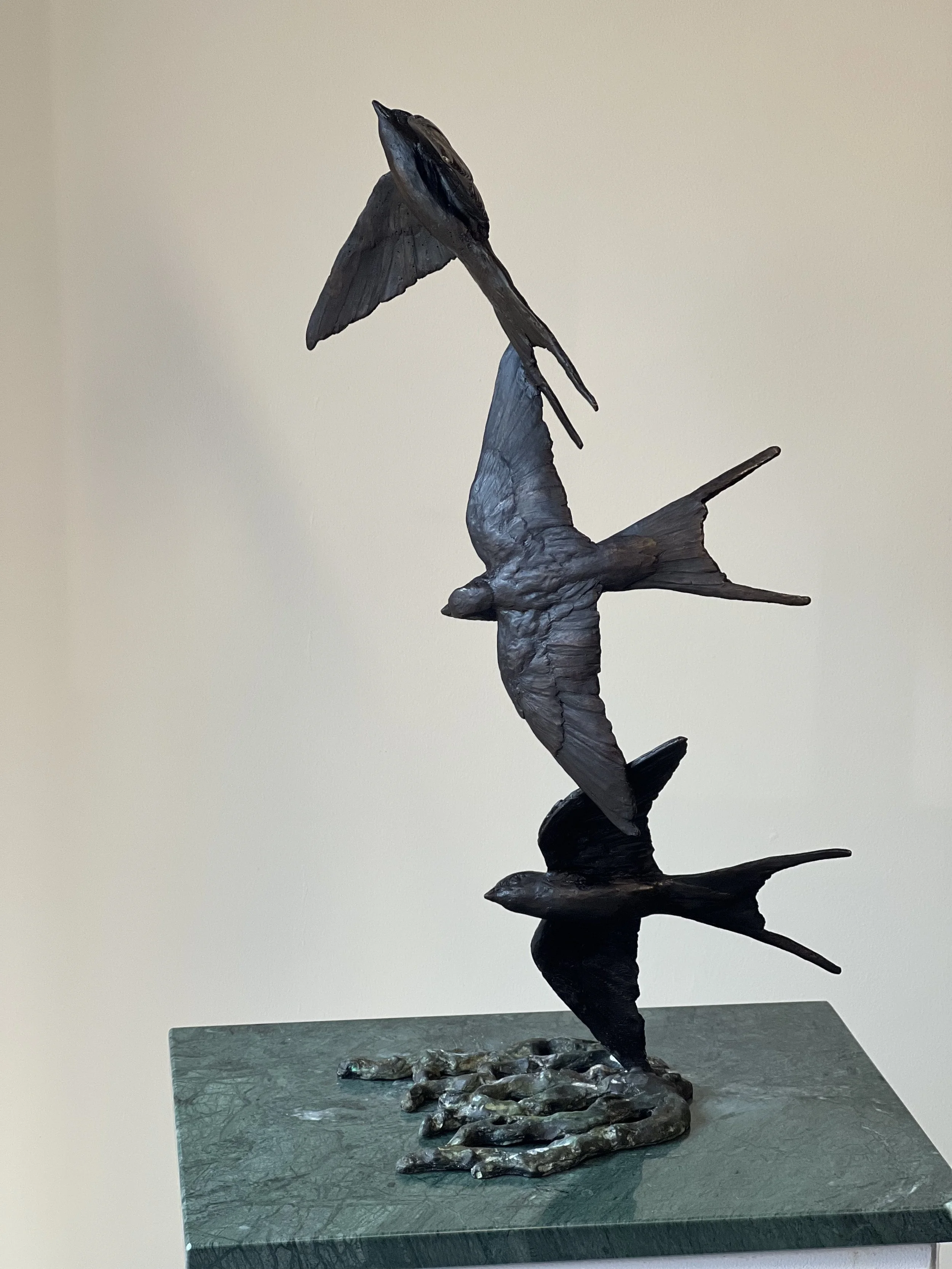 Joel Walker, Lignes Hirondelle Three Bronze Swallows, 76947.jpg