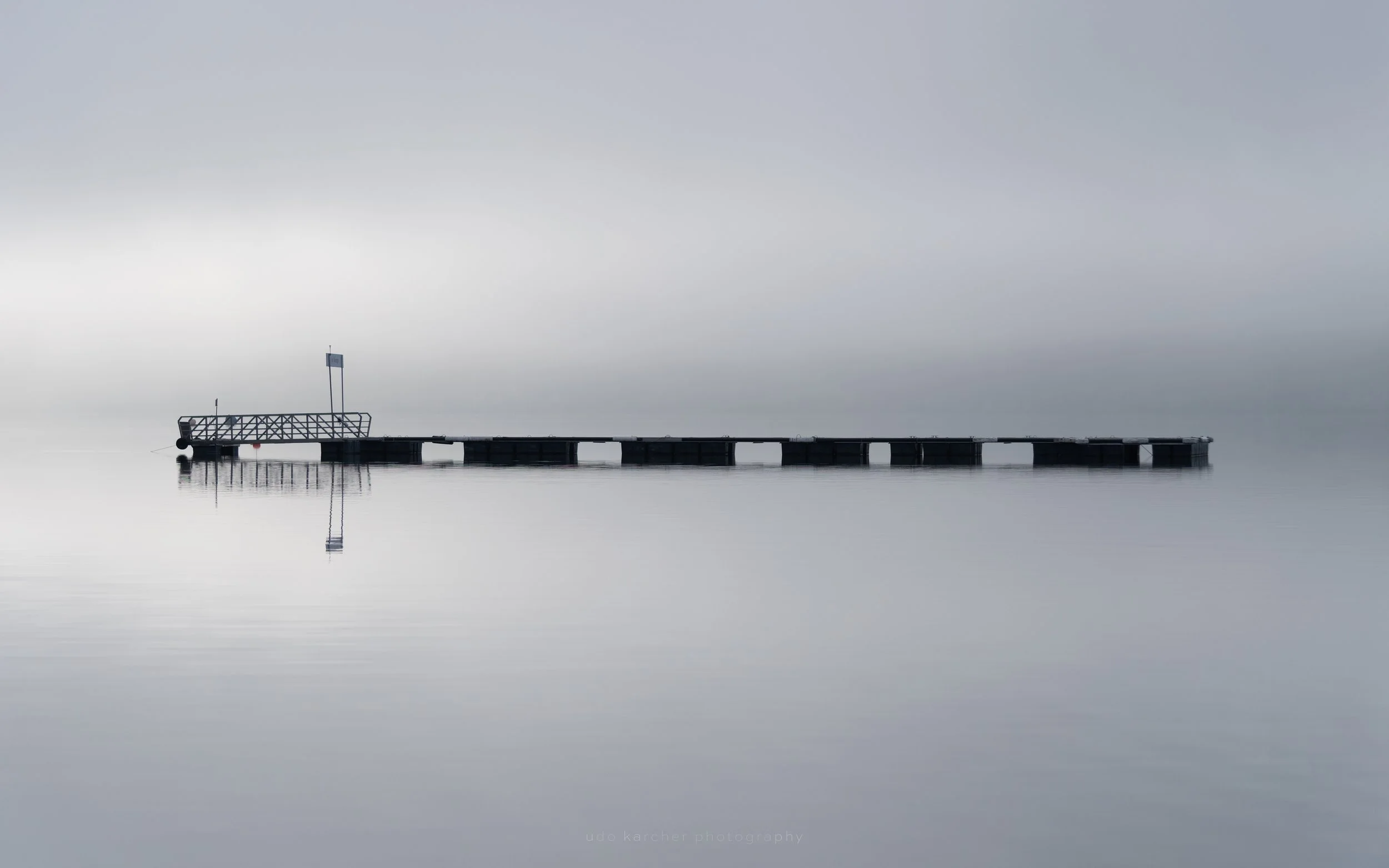 Excalibur – Frei schwimmender Bootssteg im Morgennebel mit Spiegelung im Schluchsee
