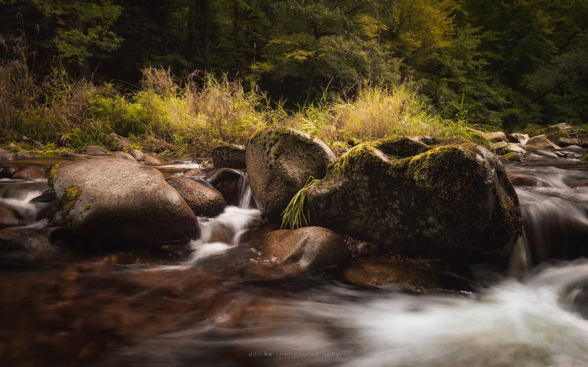 Stability And Flow – Leicht moosige Felssteine im Fluss 
