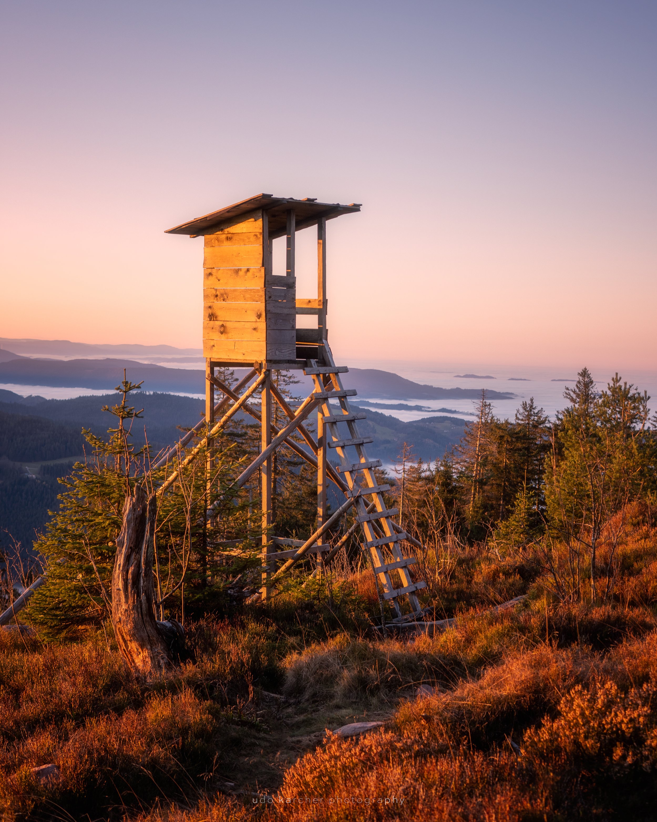 Last Days Of Autumn – Hochsitz an der Hornisgrinde von der Morgensonne angestrahlt mit Blick bis nach Frankreich