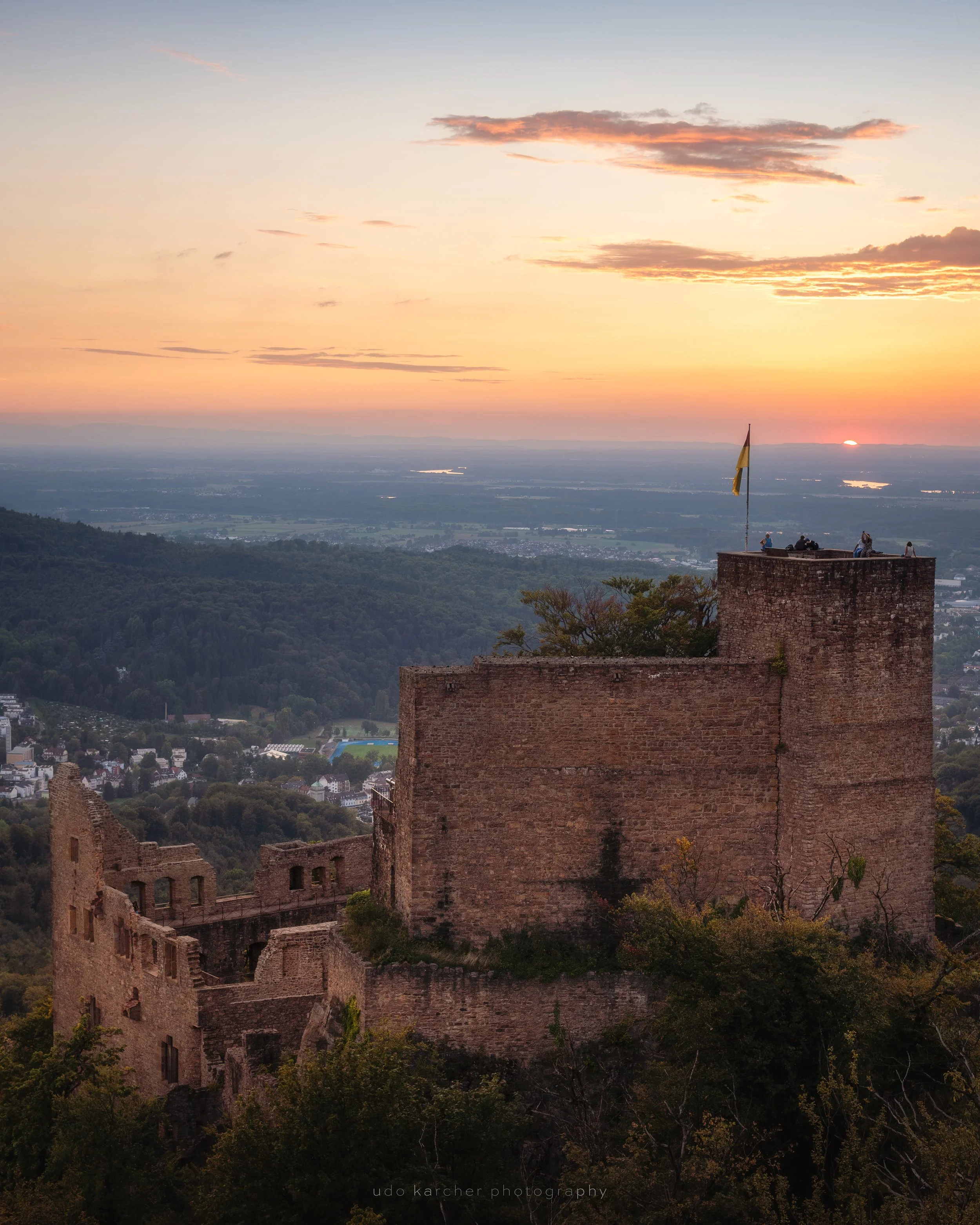 Contemporary Witness – Das Alte Schloss zu Hohenbaden im Sonnenuntergang mit goldenen Wolken