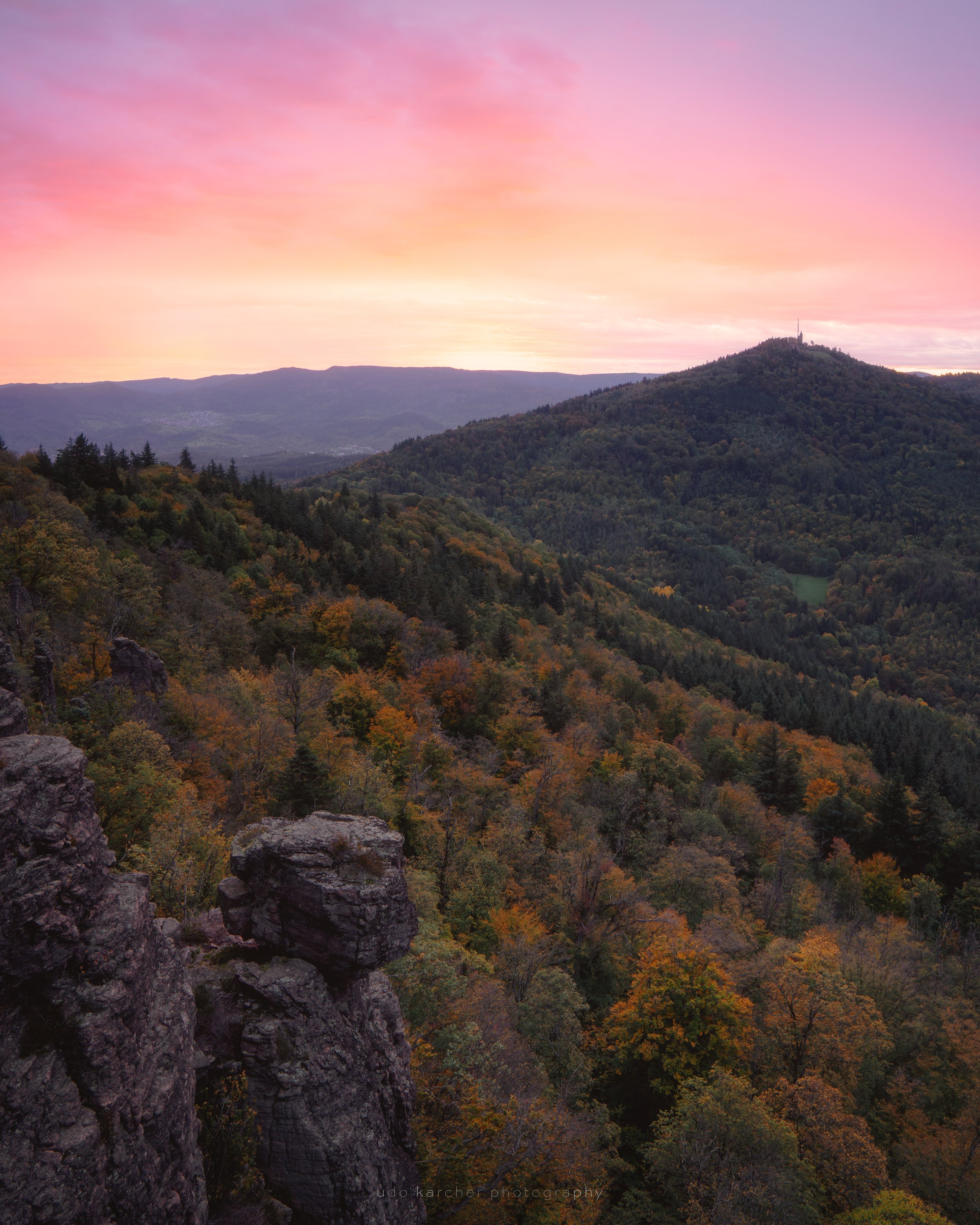 Pink Morning – Herbstlicher Sonnenaufgang über Baden-Baden und Murgtal mit rosa Regenwolken