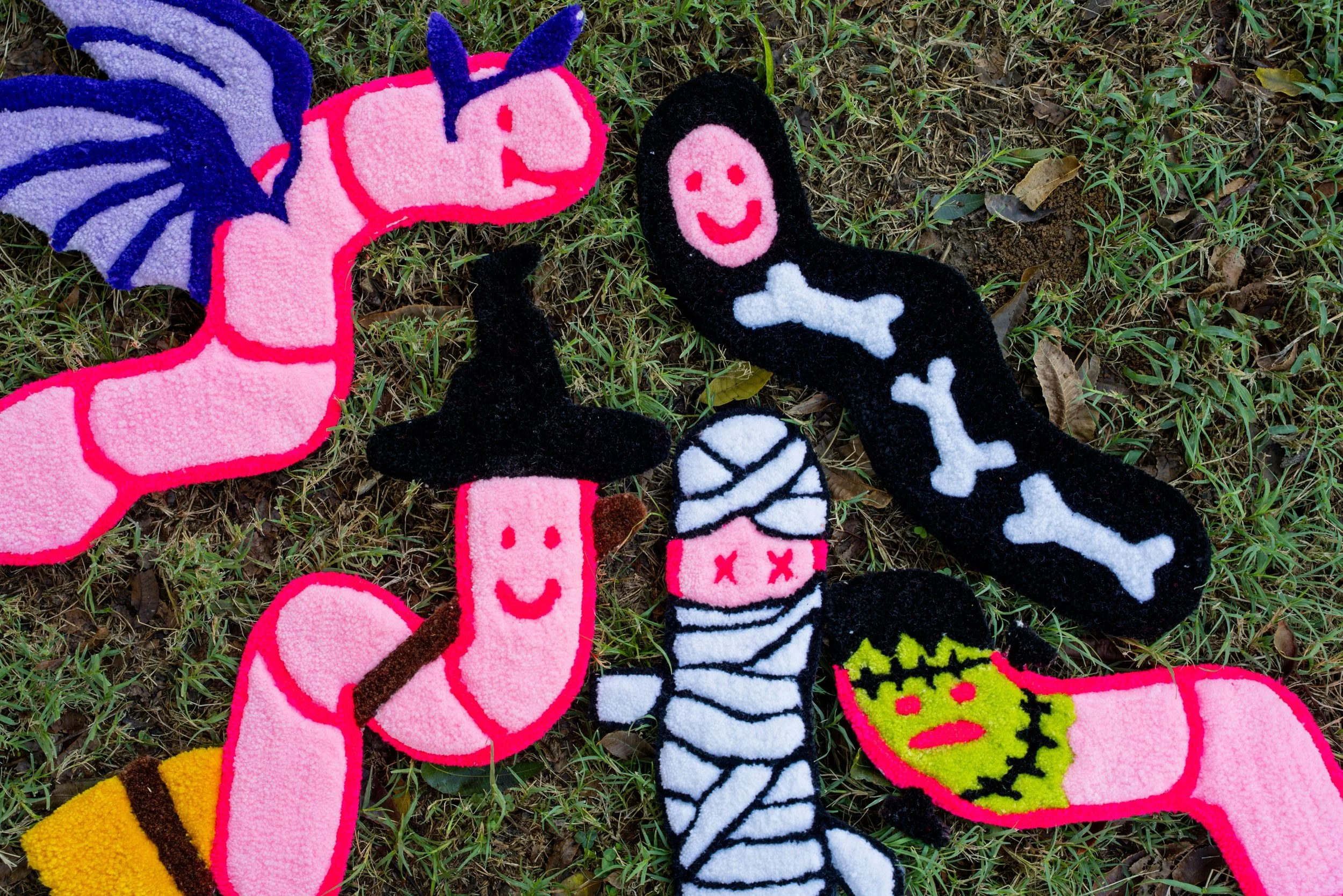 Me and the gang rolling up to the Halloween function 🪱💅🏻🧙🏻&zwj;♀️ 

#imakerugs #tufted #fibersart #craftoberfest