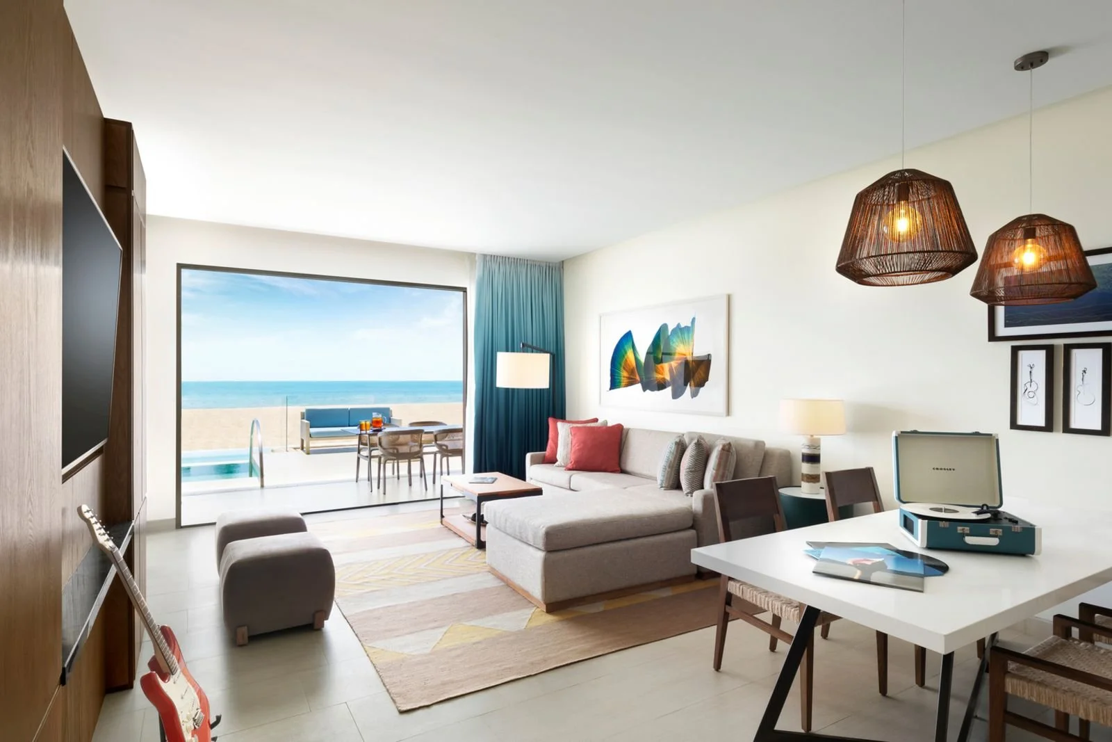 HRHLC_ROCK_SUITE_SWIM-UP_LIVING_ROOM.jpg