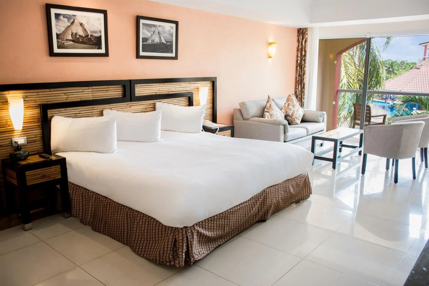 Main_Sandos_Playacar_Rooms_JrSuite_Select_01-min.jpg