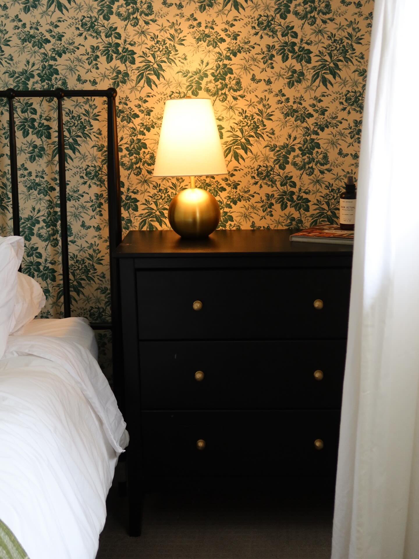 Cozy spots we can&rsquo;t stop obsessing over. 

The @stillwatercottage has so many intentional bits &amp; pieces that make it the adorable Wander North Home that it&rsquo;s become known as. 

Warm stove, fluffy blankets, reading books, local snacks,