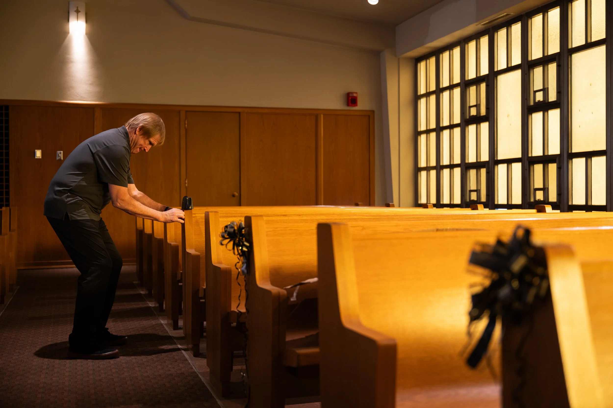 A volunteer helps set up at the 2025 National Homeless Persons’ Memorial Day event at the St. Mary’s Campus Chapel on Dec. 18, 2025. The volunteer preferred not to be named.