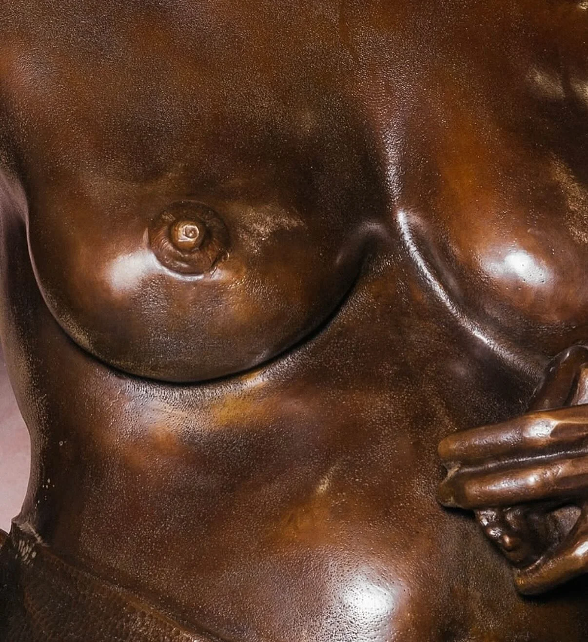 Postpartum bodies are perfect to me so now seeing one treasured as a statue this way by @fridamom is 🤩🤩