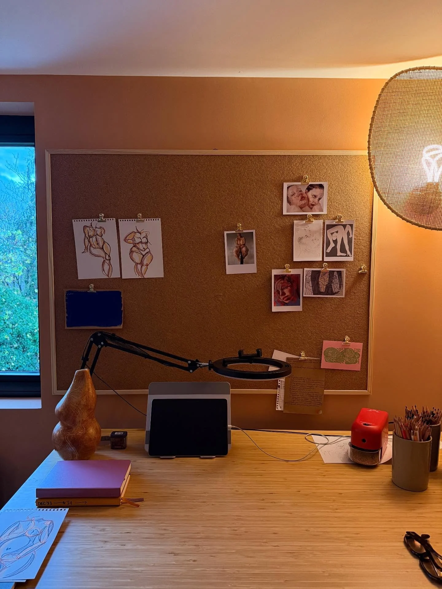 The pinboard for ideas and inspiration is up 🤩 

I am a visuals person so I need to have things in front of me (out of my head)

The Picasso exhibition at @tate Modern did wonders for my brain so now the postcards are front and centre, pushing me to