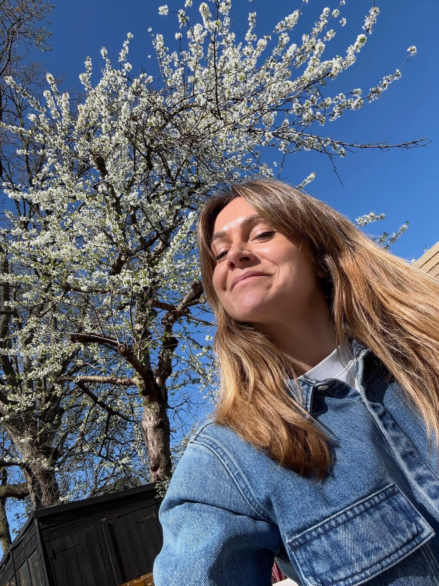 Finally &hellip;. Blue sky is back and I can bask in it 🤩

Just sat for 5 minutes with a coffee between projects.

Sunshine is absolute rocket fuel for happiness no? 

Where will you steal 5 mins of sunshine today? Tell me good spots that you love t