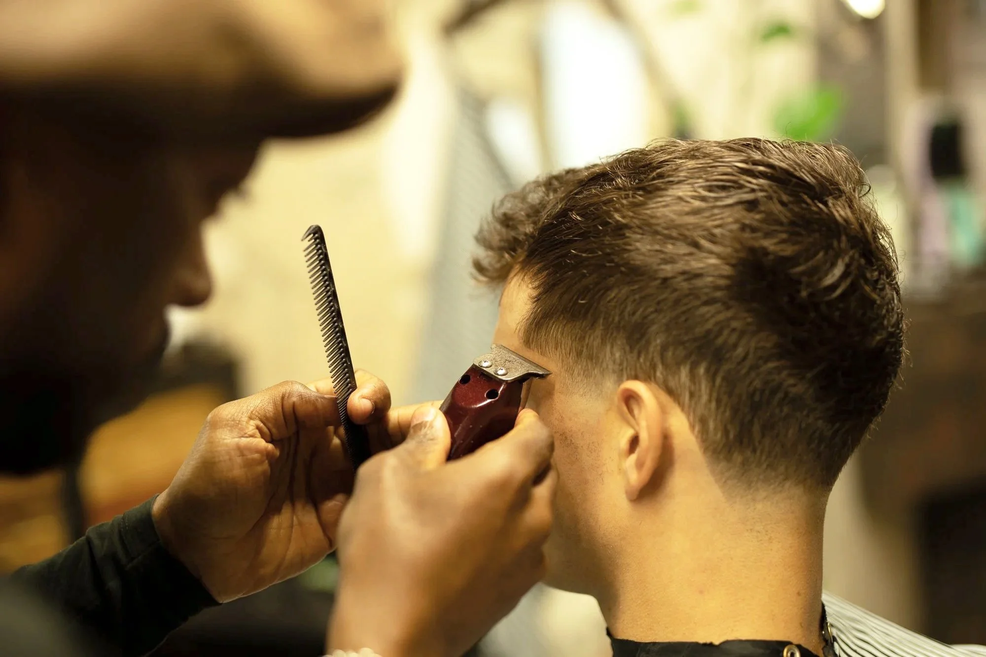 Männer Haarschnitt bei Greta Kahn Friseur Innsbruck mit Barber Rayan