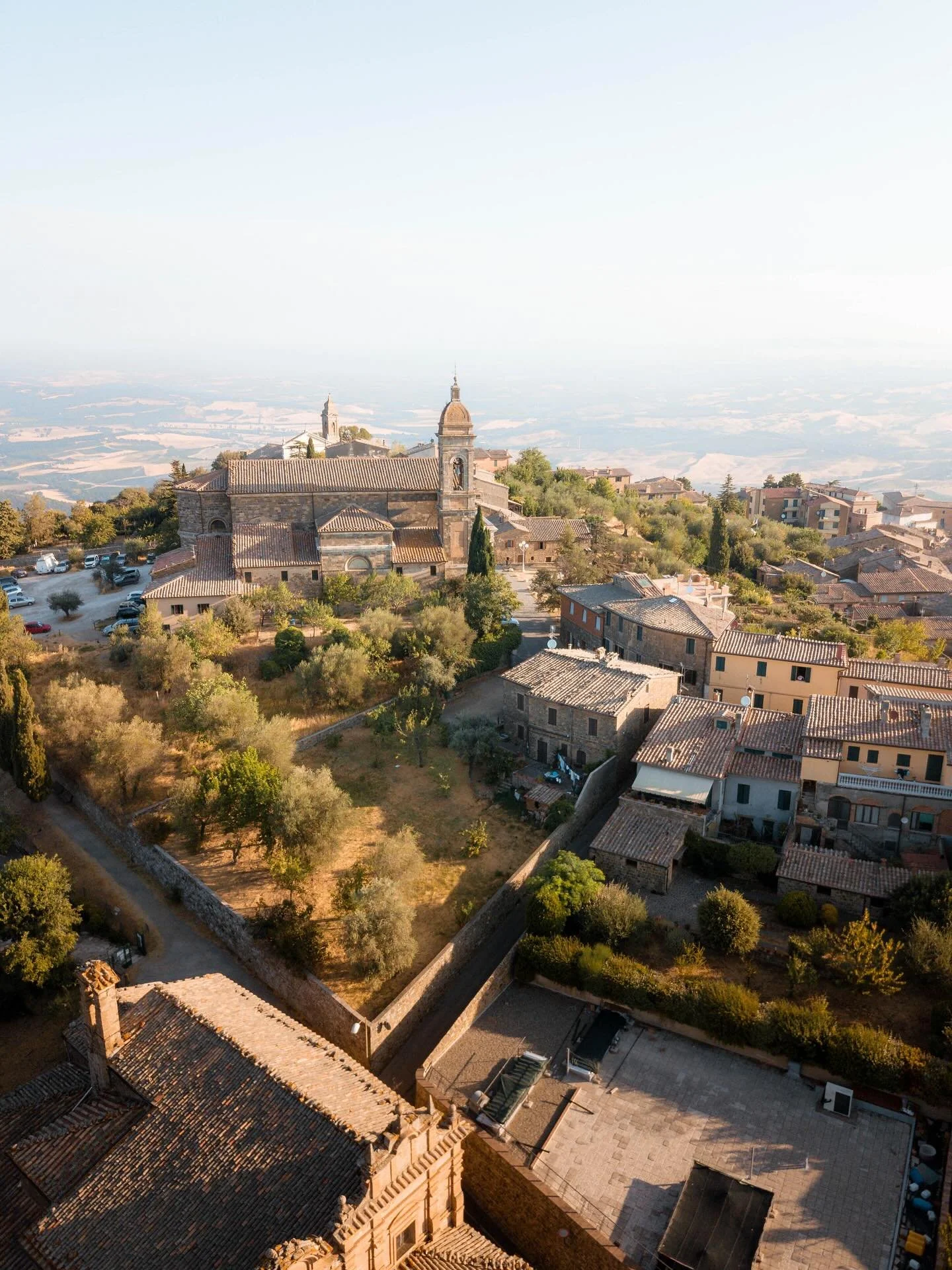 🏰🌾
.
#tuscany #italy #toskana #europesummer #summervibes #dji #drone #travelphotography #summer #vacation #mediterranean #italia 
#travelwithme #coupletravel