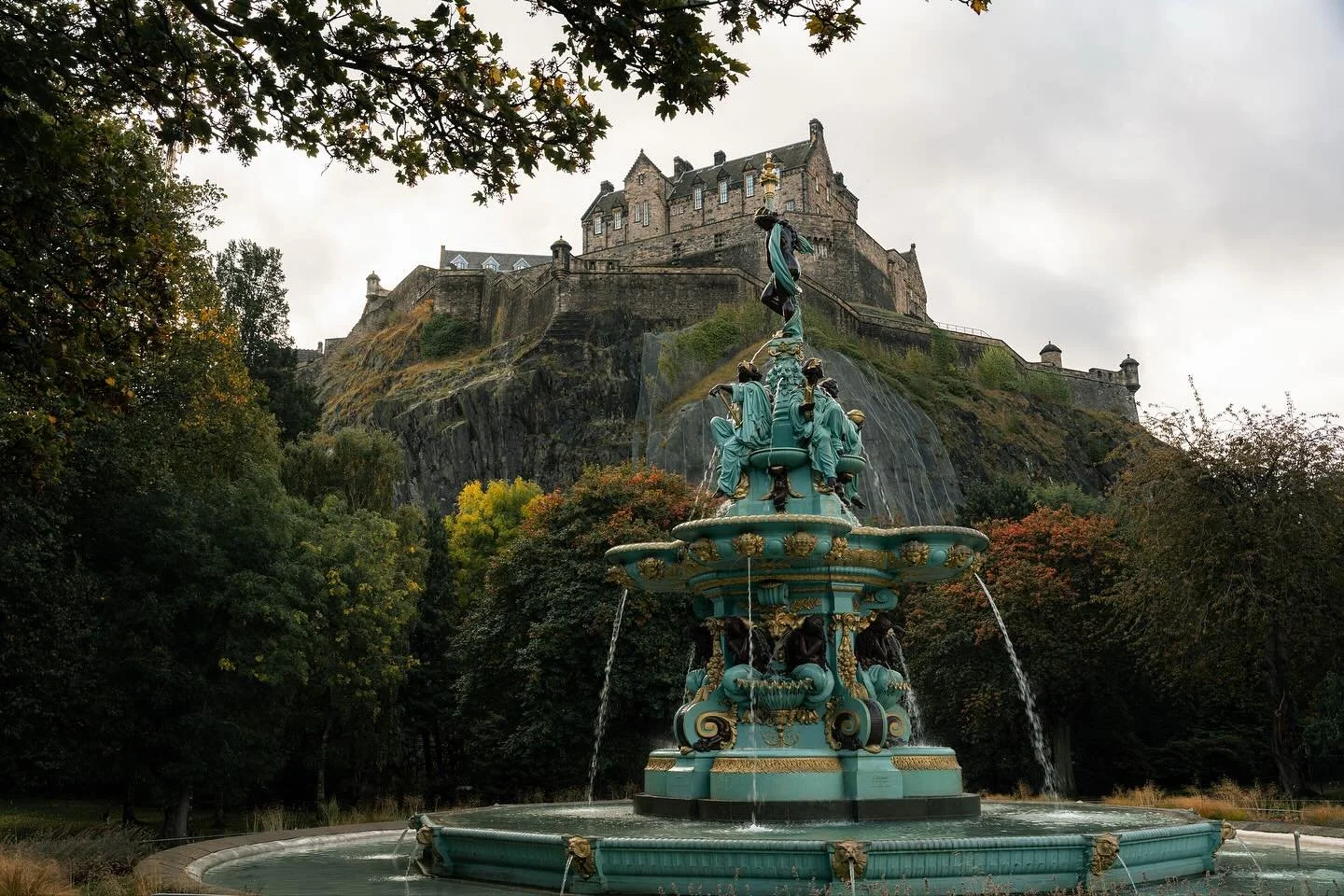 Edinburgh
.
.
#Scotland #Discoverscotland #Visitscotland #Edinburgh #Edinburgholdtown #Highlands
#sonyalpha #couplegoals #autumn #couplewhotravel #AlphaAutumnCH #outlander #harrypotter #roadtrip #sweaterweather #autumncolors #simplyscotland @scotland