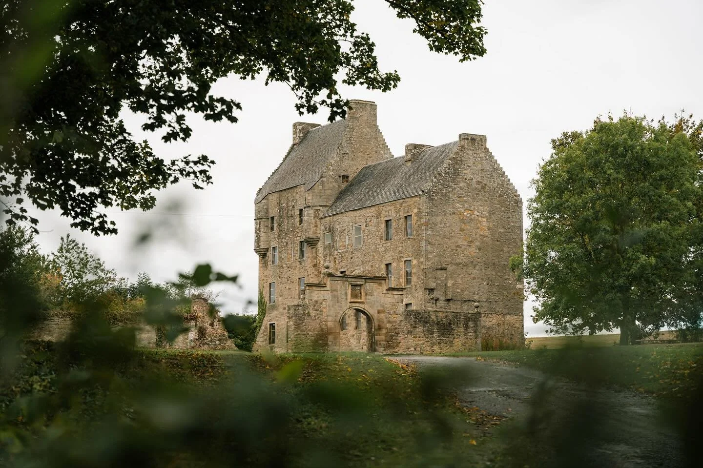 Lallybroch 🏰
.
#Outlander #Scotland #Discoverscotland #Visitscotland #Edinburgh #scottishhighlands #castlesofscotland
#sonyalpha #couplegoals #autumn #couplewhotravel #AlphaAutumnCH #roadtrip #sweaterweather #landscapephotography #midhopecastle