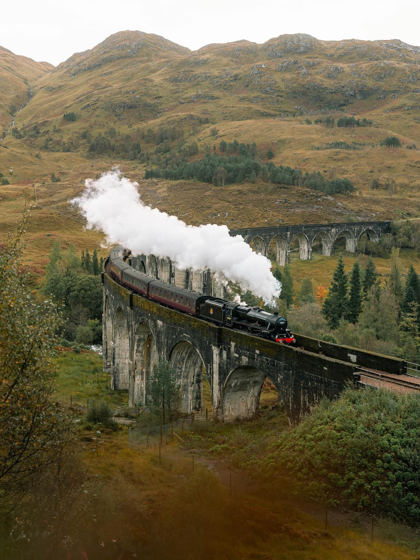 on the way to Hogwarts
.
#Scotland #Discoverscotland #Visitscotland #scottishhighlands #cewephotoaward #glenfinnanviaduct #sonyalpha #couplegoals #autumn #couplewhotravel #harrypotter #hogwartsexpress #roadtrip #sweaterweather #autumncolors #simplysc