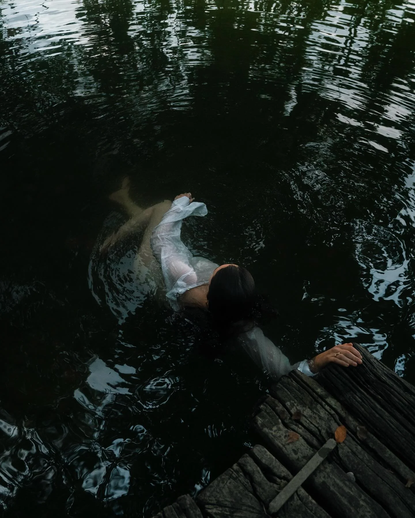 In the cold water @_juliamurer_ 🙌
.
#cinematicportrait #portraits 
#womensportraits #portraitmood #naturalportraits #outdoorlife #outdoorphotoshoot #moodyportrait #sonyalpha
