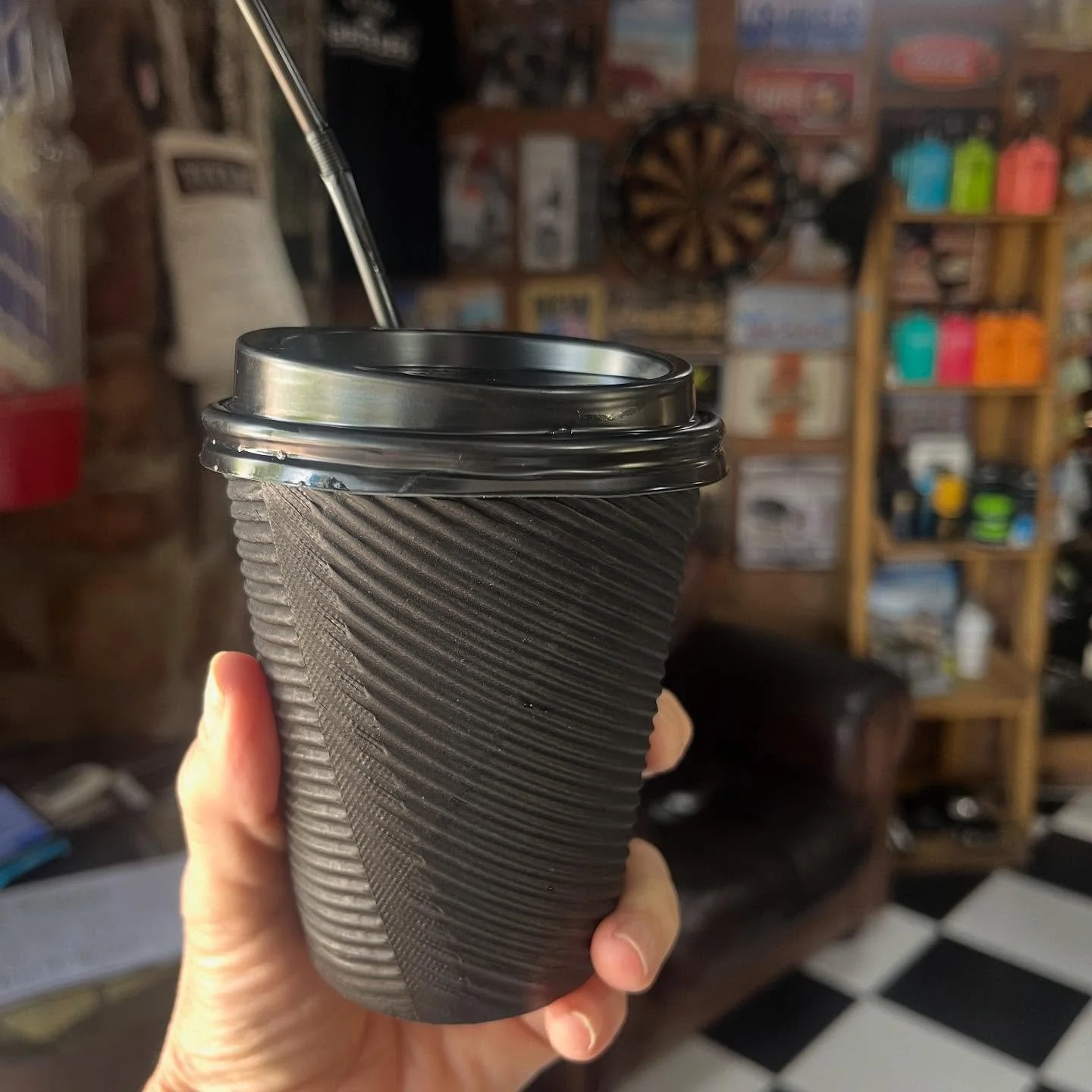 Midday treat in The Village Barbershop😅💈
.
.
.
#busybusy#barberladies#ginandtonic#barbershop#thevillagehazelwood