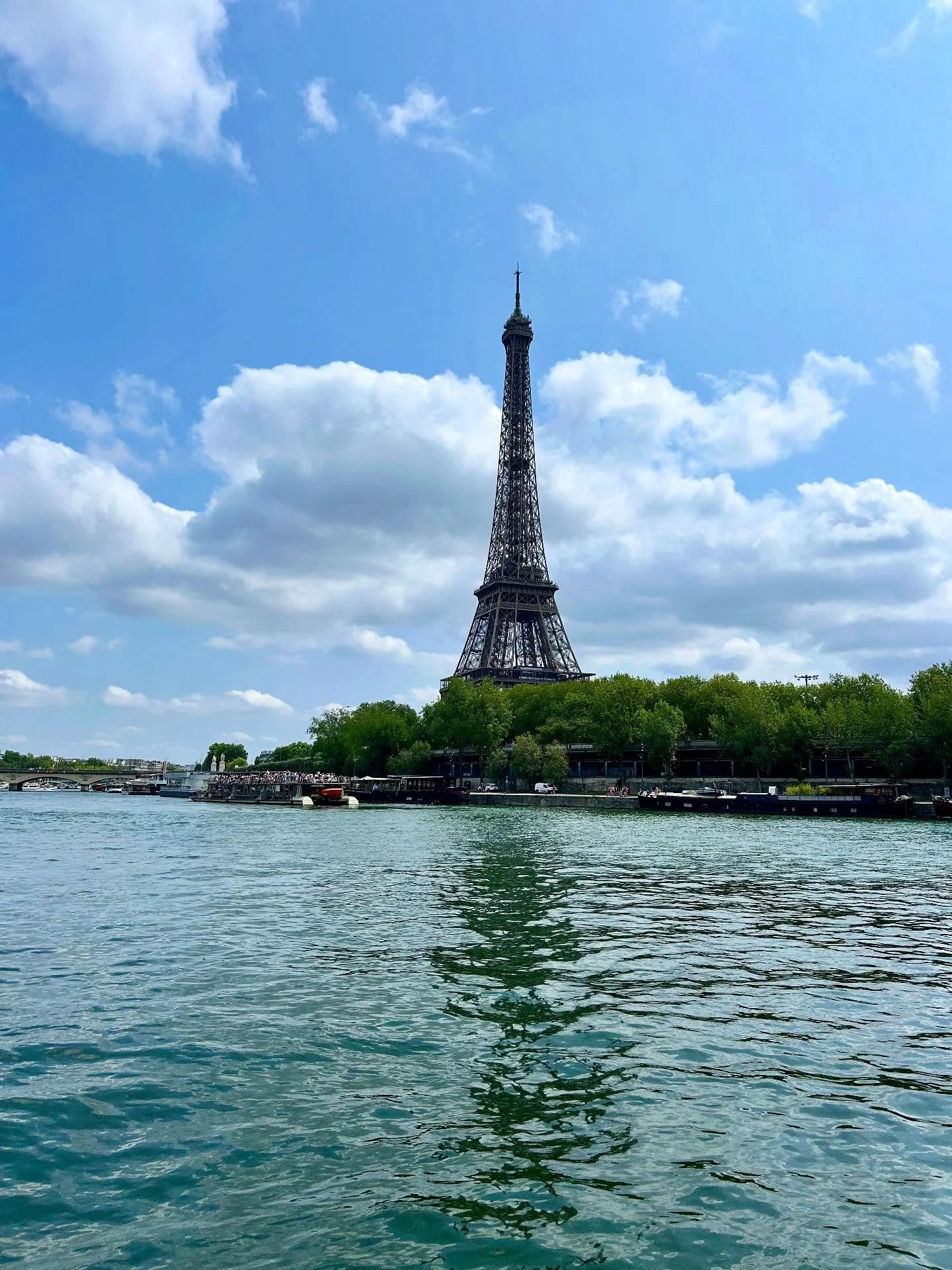J’ai souvent envie de quitter Paris.
Le rêve d’une vie tranquille, loin du bitume, de la pollution, de l’agitation.
Et pourtant, hier je me suis vraiment réjouie de vivre à Paris.
J’ai assisté &agra