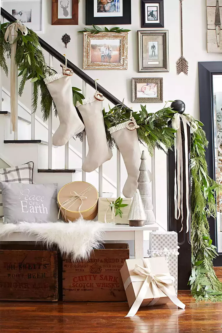 stairway-railing-with-christmas-stockings-895d1632-75d212c87957456a9067506d4e166ab5-1d7181e0d39b47e0afc3757e643ab69c.webp.png