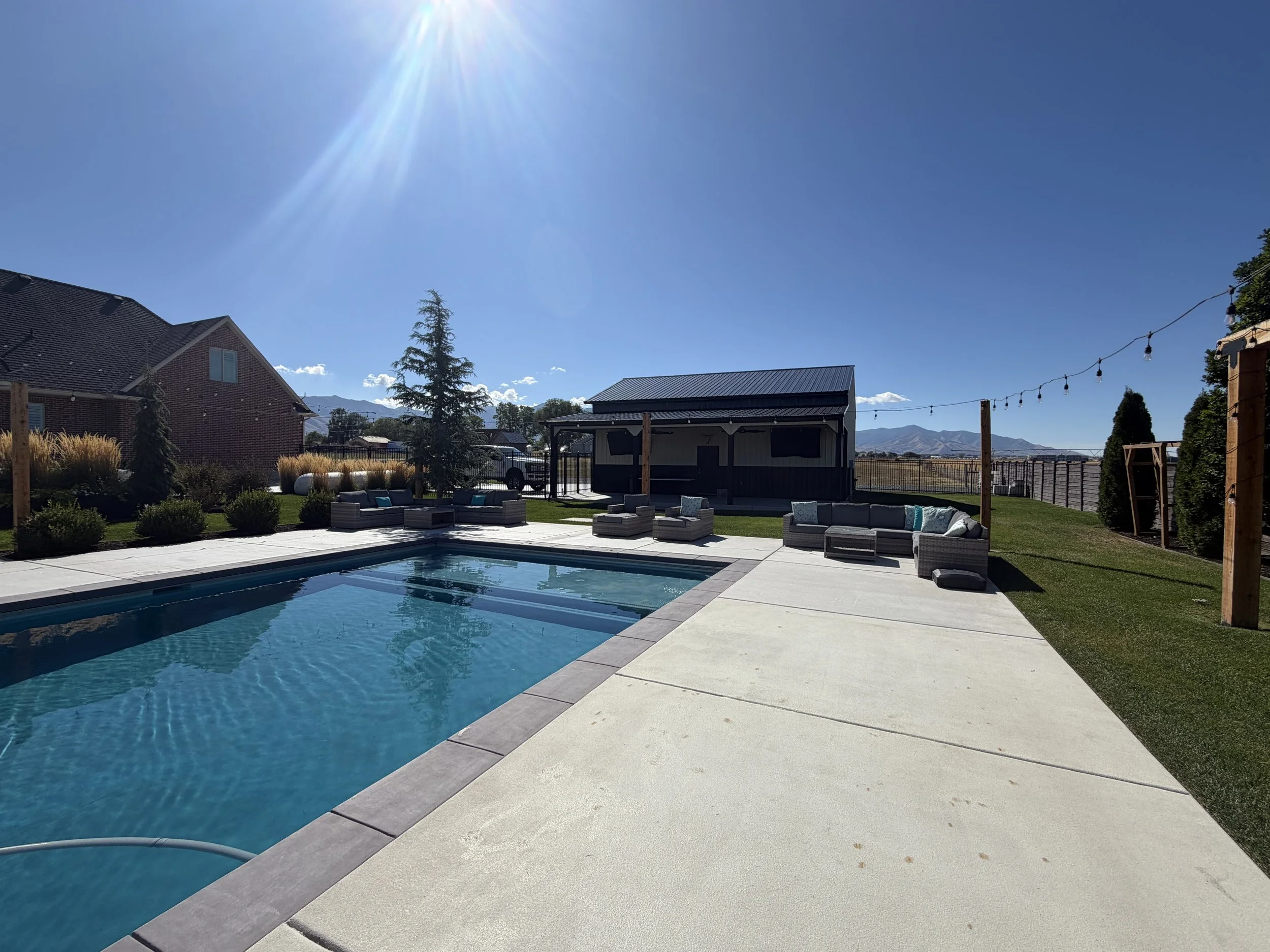alecia-lewis-poolside-outdoor-dining-seating.jpg.jpeg