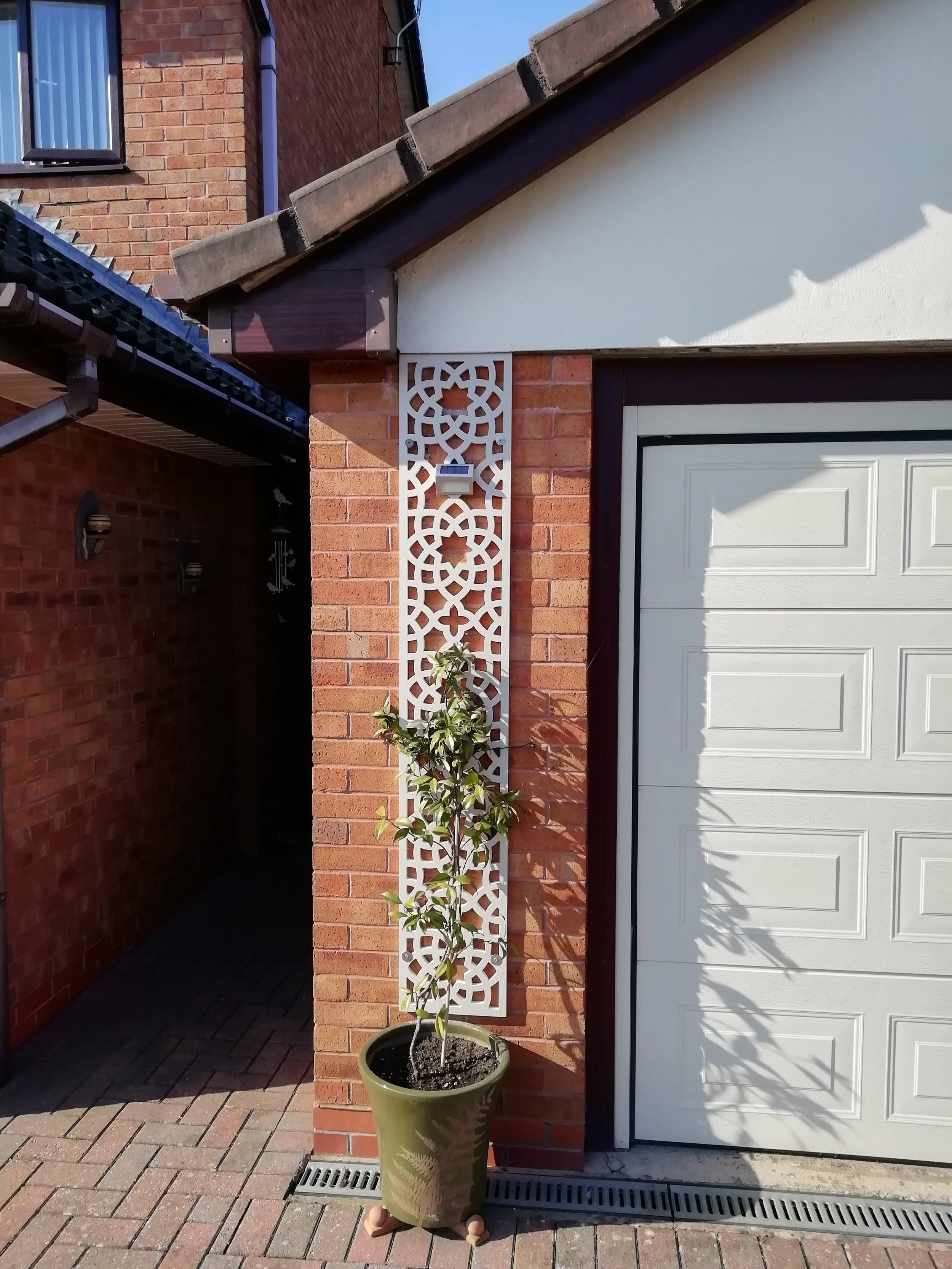 alhambra-trellis-screen-with-envy-7_615a12bd-a866-43b6-90d6-4f4f86997bfa.jpg