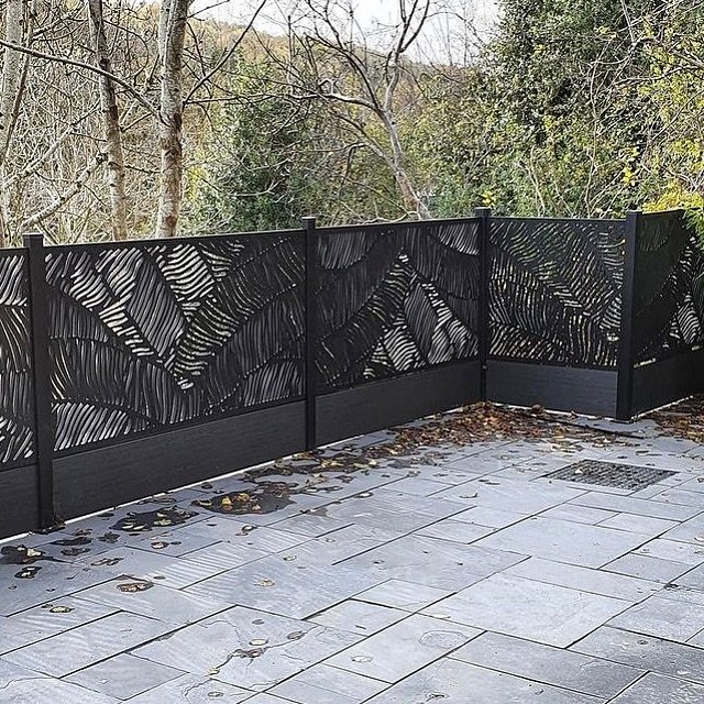 Seeking a low boundary fence or a trendy deck balustrade? Look no further! 🌿 

Our client has used our Verdure Large Screens in the 16mm thickness, paired with 4ft High Posts, Composite Fence Slats &amp; Finishing Strips, showcasing the sheer versat