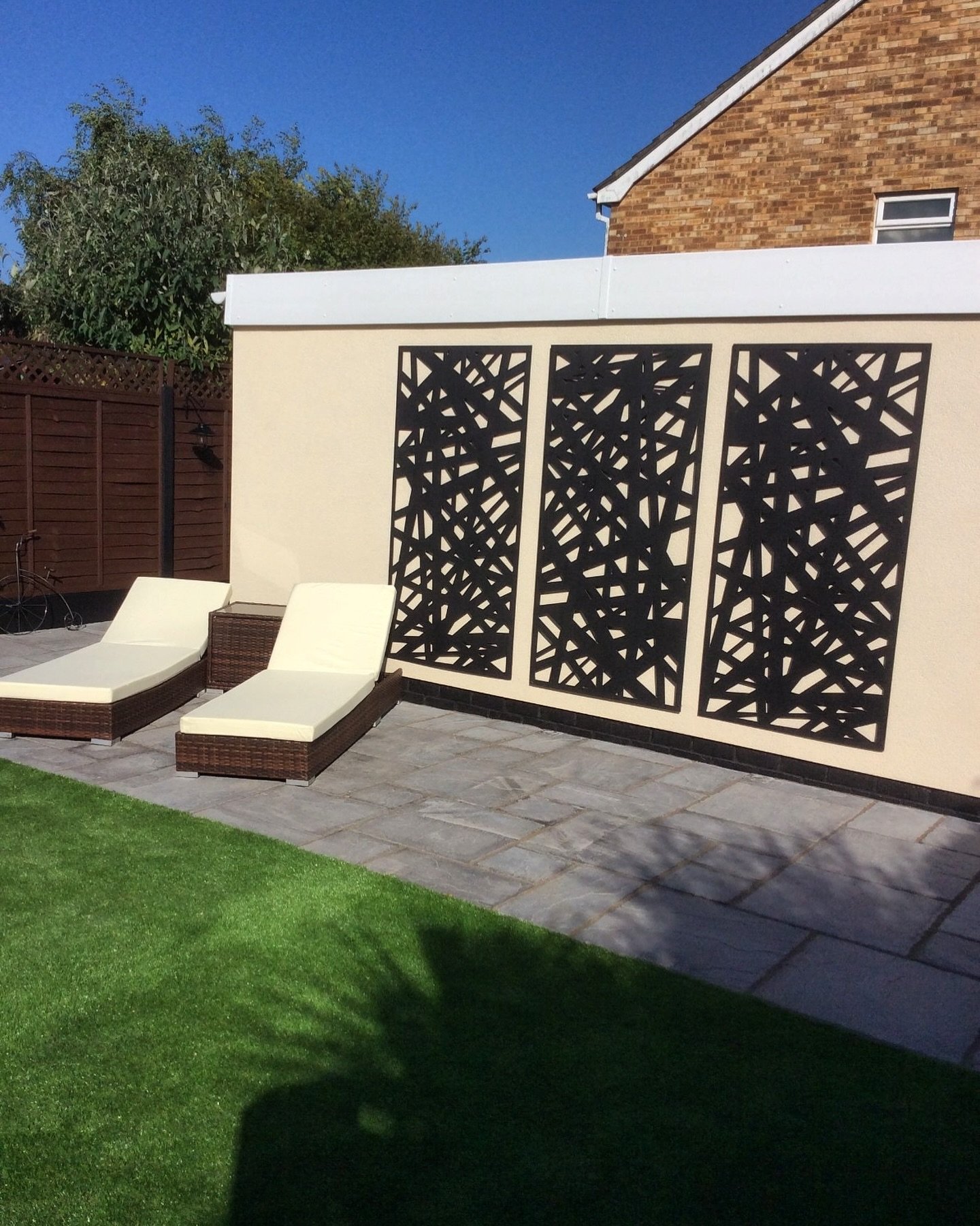 Transform your space with our stunning Kerplunk large screens! 🌿✨ 

Check out this gorgeous feature wall created by one of our amazing customers. 

Don&rsquo;t miss out on our sitewide sale - elevate your outdoor oasis today! 

#DecorativeScreens #O