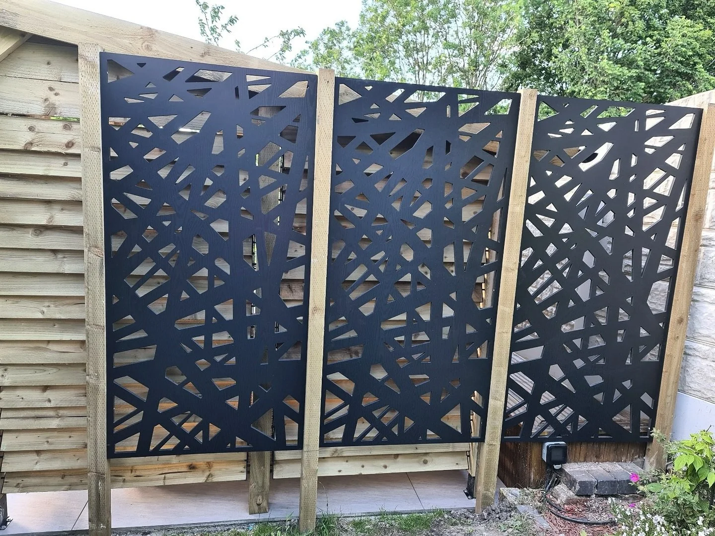 We&rsquo;re massive fans of switching up shades! 🖤✨ 

What do you think of our black composite screens paired with natural wood? We think it&rsquo;s an incredibly striking and beautiful contrast! 😍 

Grab 3 of our best-selling Kerplunk Large 16mm S