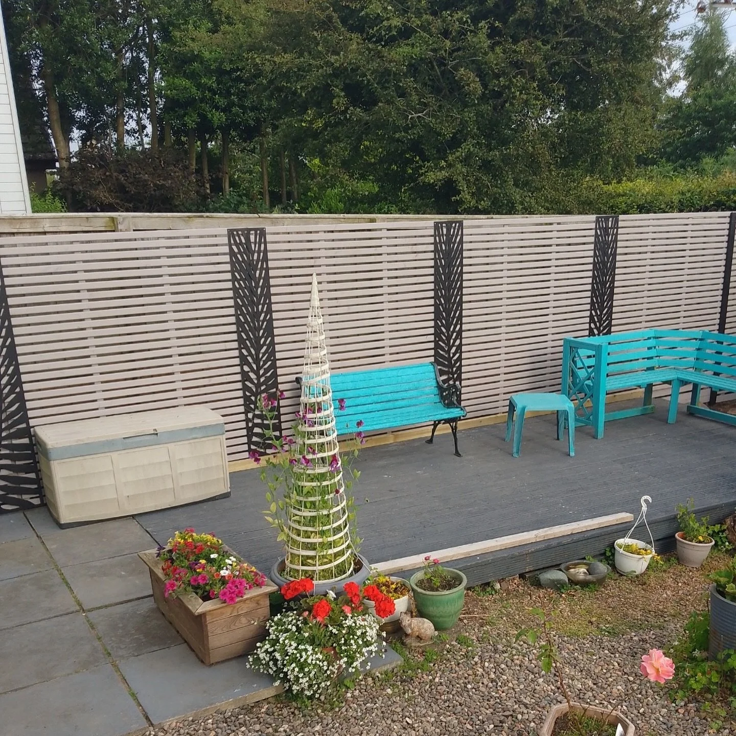 Such a beautiful fence transformation using Slat Panels and our gorgeous Frond Trellises. 🌿✨ 

Swipe to see the before and revel in the beauty of this garden makeover. You won&rsquo;t believe the difference! 😍

#GardenMakeover #FenceTransformation 