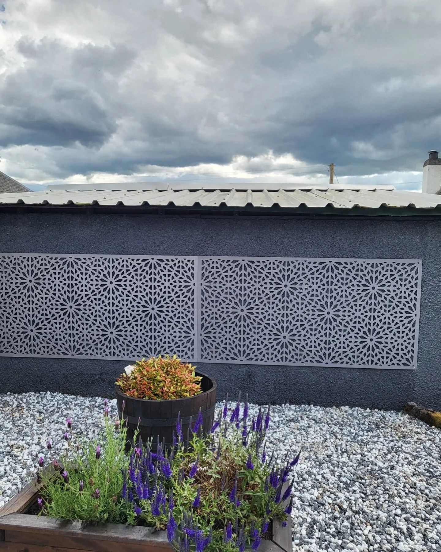 Summer might only last this week, but in the UK, we know the clouds will be reappearing sooner or later. 🌦️ Don&rsquo;t let the changing weather dull your outdoor space! Our beautiful Moucharabiya grey screens will continue to be a bright feature in