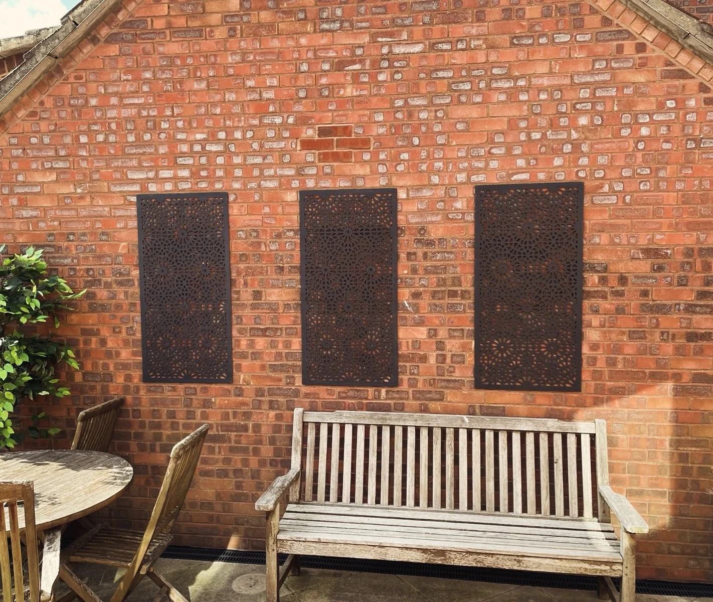 🏡🌿 Give Your Dull Brick Wall a Stunning Makeover with Our Trellises and Large Screens! 🌿✨

Is your brick wall lacking charm? Transform it with our beautiful trellises and large screens, just like this amazing client transformation! Our products ar