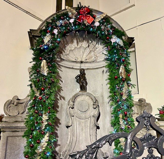 Manneken Pis.... "naked"