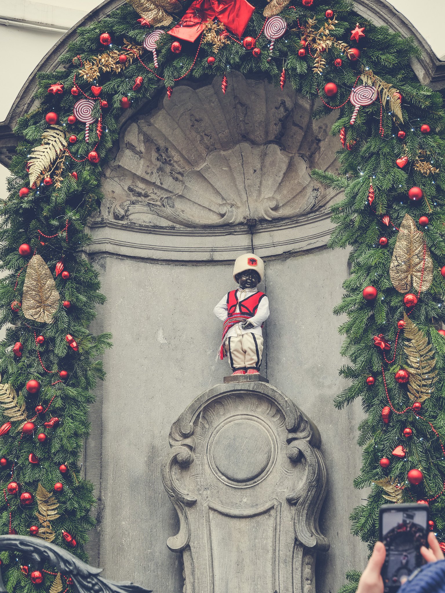 Manneken Pis.... dressed for Albanian Independence Day