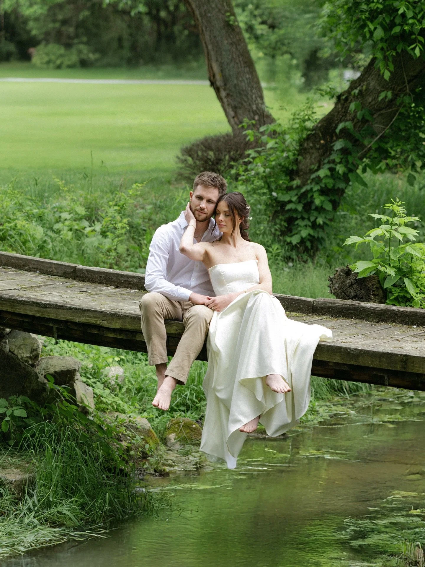 sometimes my camera and I are just there to quietly observe 🥹✨ these two together are magic 🤍

host of styled shoot: @caseyjphotos
venue/florist: @westvirjeni
hair: @michaelamadebeauty
makeup: @facesbykelcy
couple: @maceyrose 

#virginiaphotographe