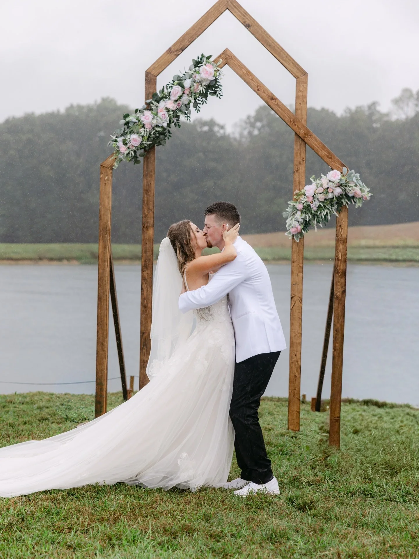 A wet knot is harder to untie 𓂃ﾟ ⋆ ﾟ ☂︎ ༄˖&deg;

This rain-soaked ceremony felt straight out of a movie! 🤍Jordan and Kevin&rsquo;s love is so easy to see 🤍 in the way they are together, the people around them, and all the little details.

Congratu