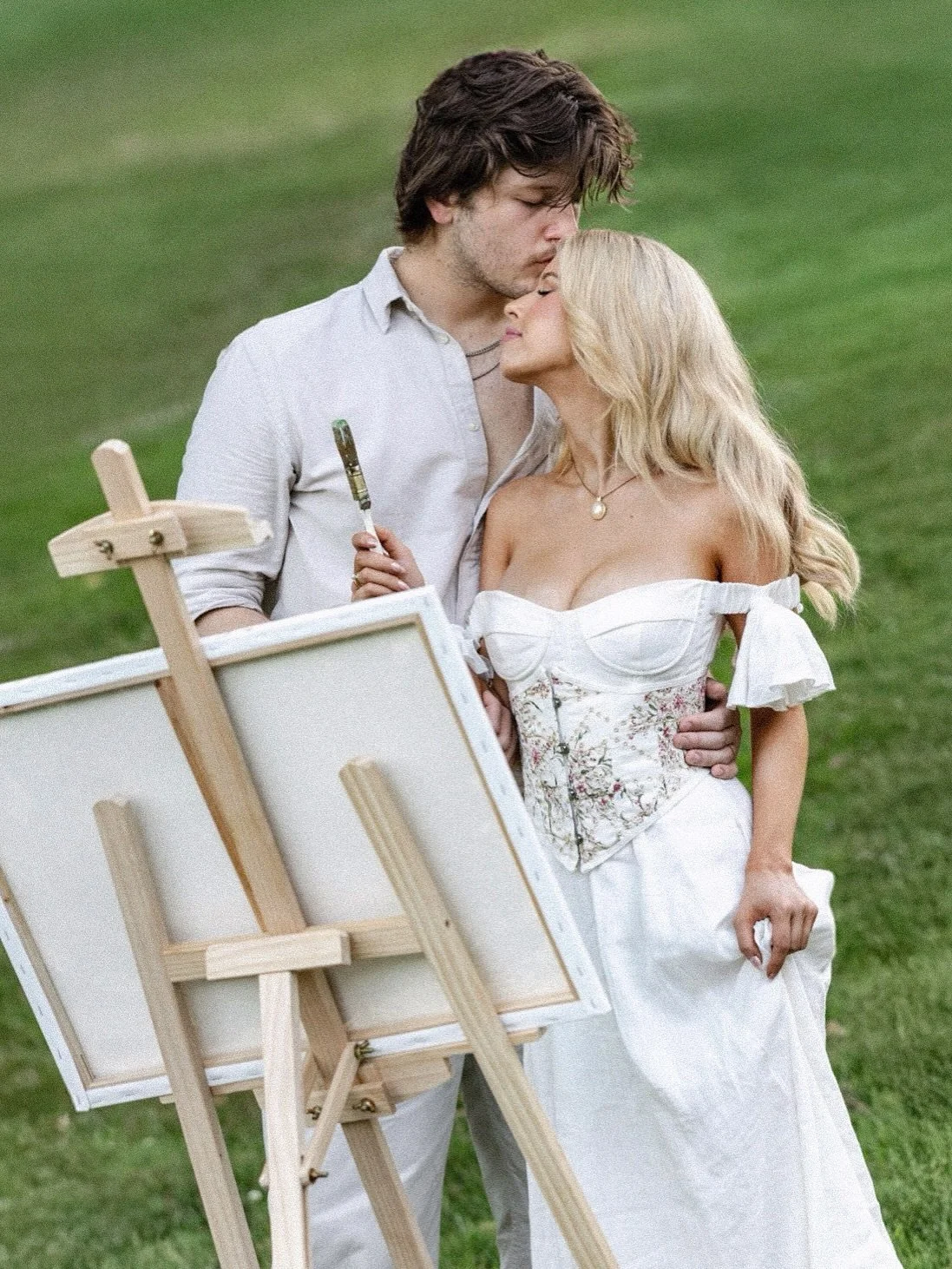 the hopeless romantic in me? fully obsessed with this dreamy shoot 🦢🎨📖