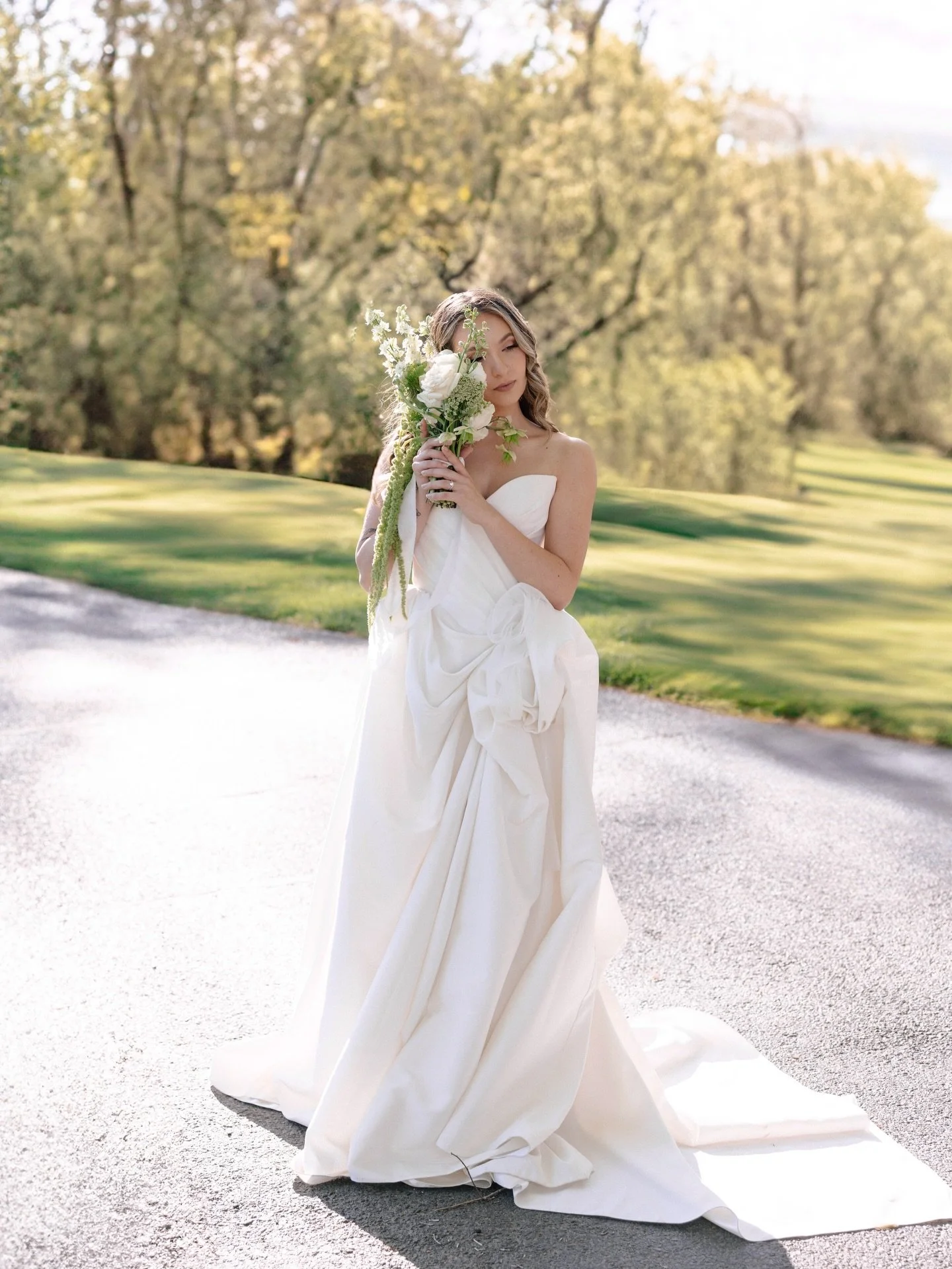 simple green details had me immediately ✨
and listen&hellip; I&rsquo;m a gold girl, but this silver? undeniable 🤍

host &amp; styling: @brittanystowephoto @photography_byjo
venue: @estateatriverrun
florals: @apricityfloralco 
model: @aniela.salinas 