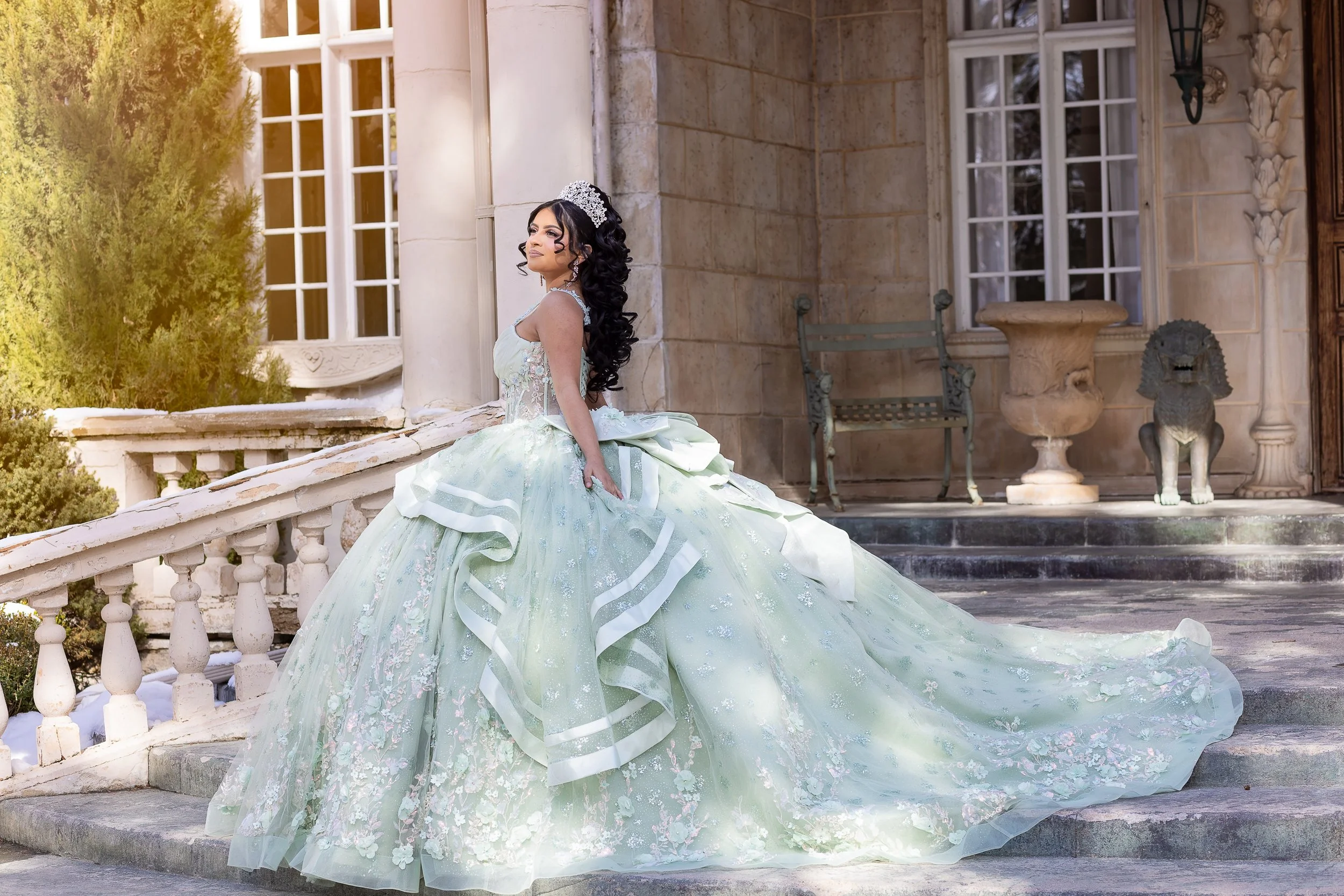 Quinceañera portrait at La Caille’s iconic French château courtyard in Sandy, Utah. Surrounded by the Wasatch Mountains, this location creates a timeless European atmosphere for luxury quinceañera photography.