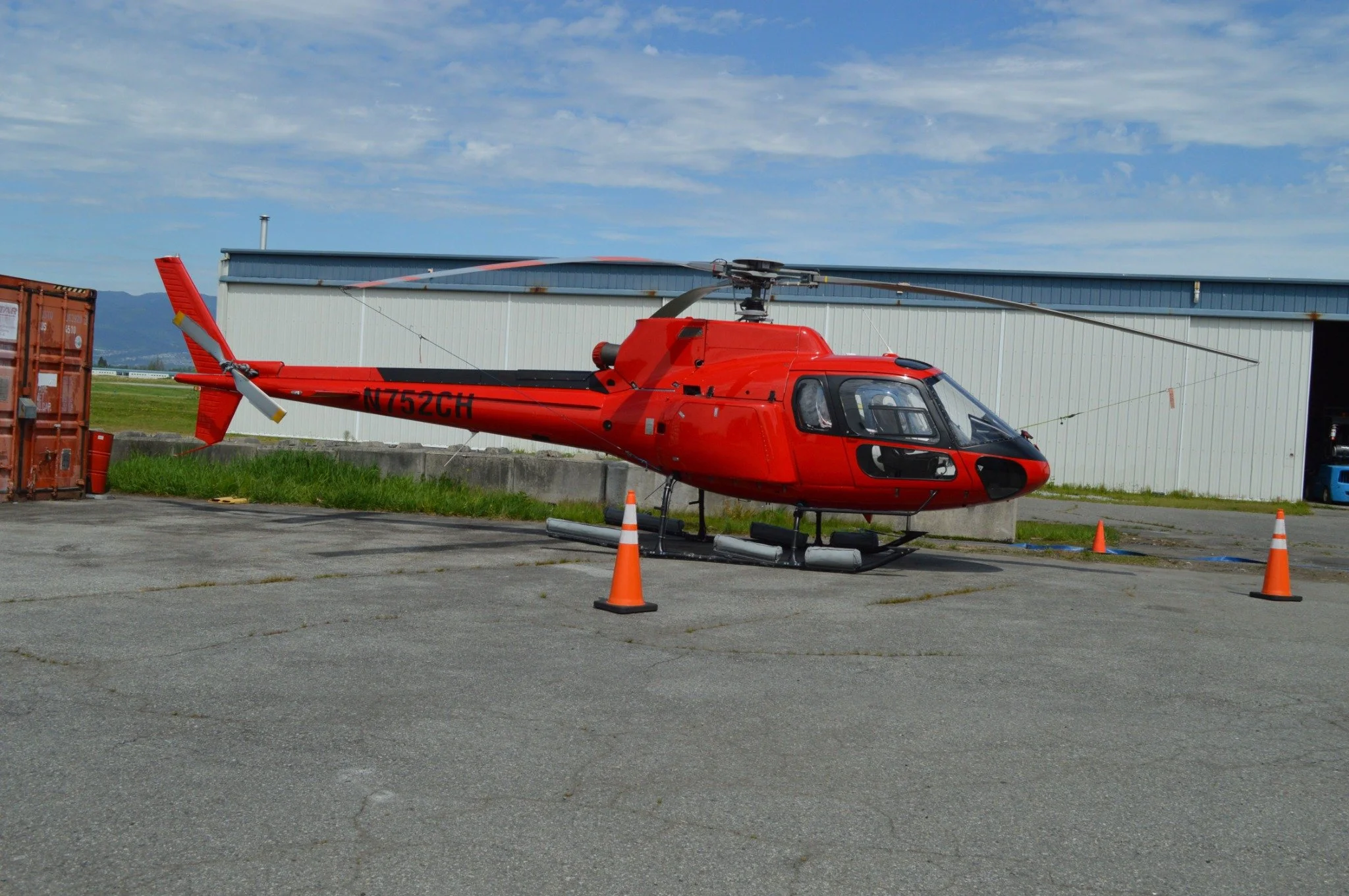 AS350 B2 SD2 serial 1906, registration N752CH — exterior