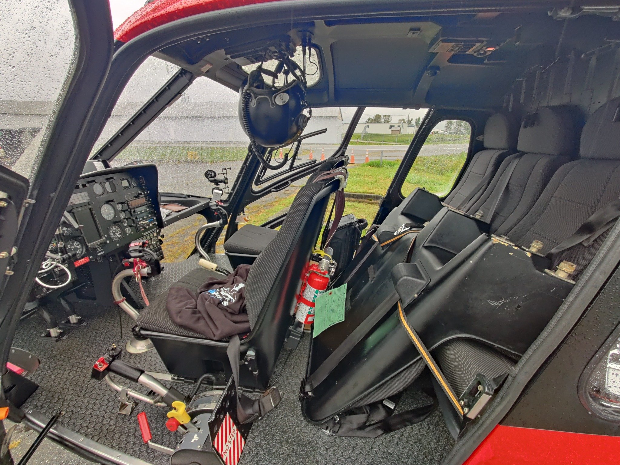 AS350 B2 SD2 serial 1906 — cabin and cockpit