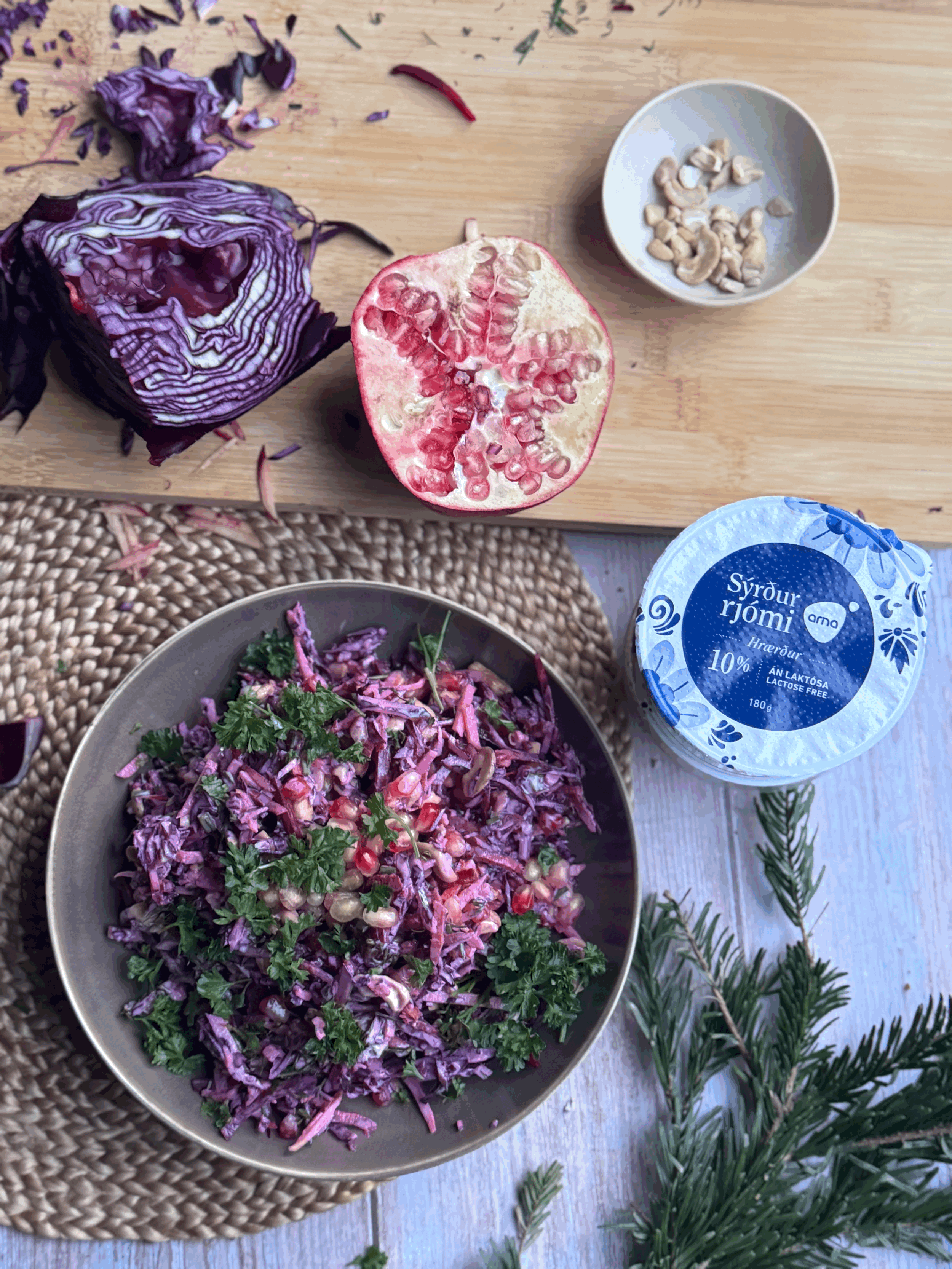 Jólalegt salat með rauðkáli, rauðrófum &amp; epli