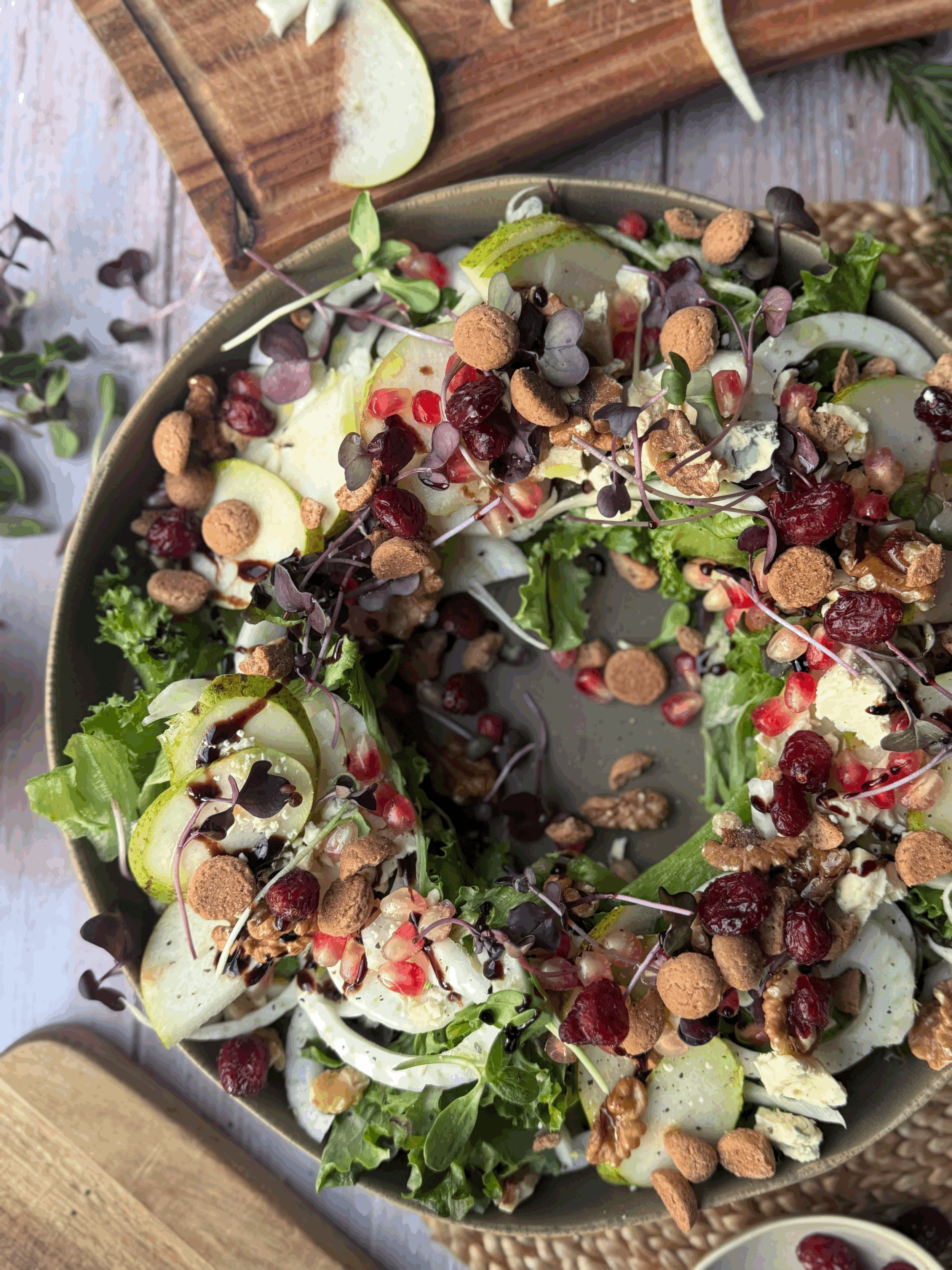 Hátíðlegt fennel- og perusalat með sprettum, gráðost og piparkökum