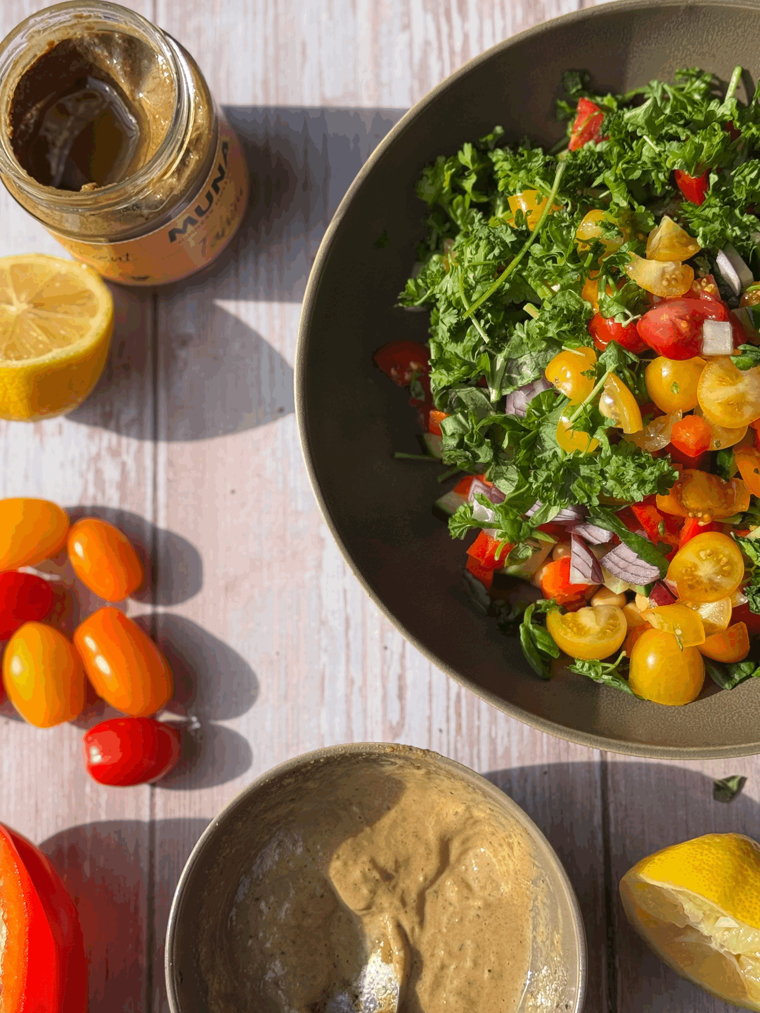 Kjúklingabauna og grænmetissalat með tahini dressingu