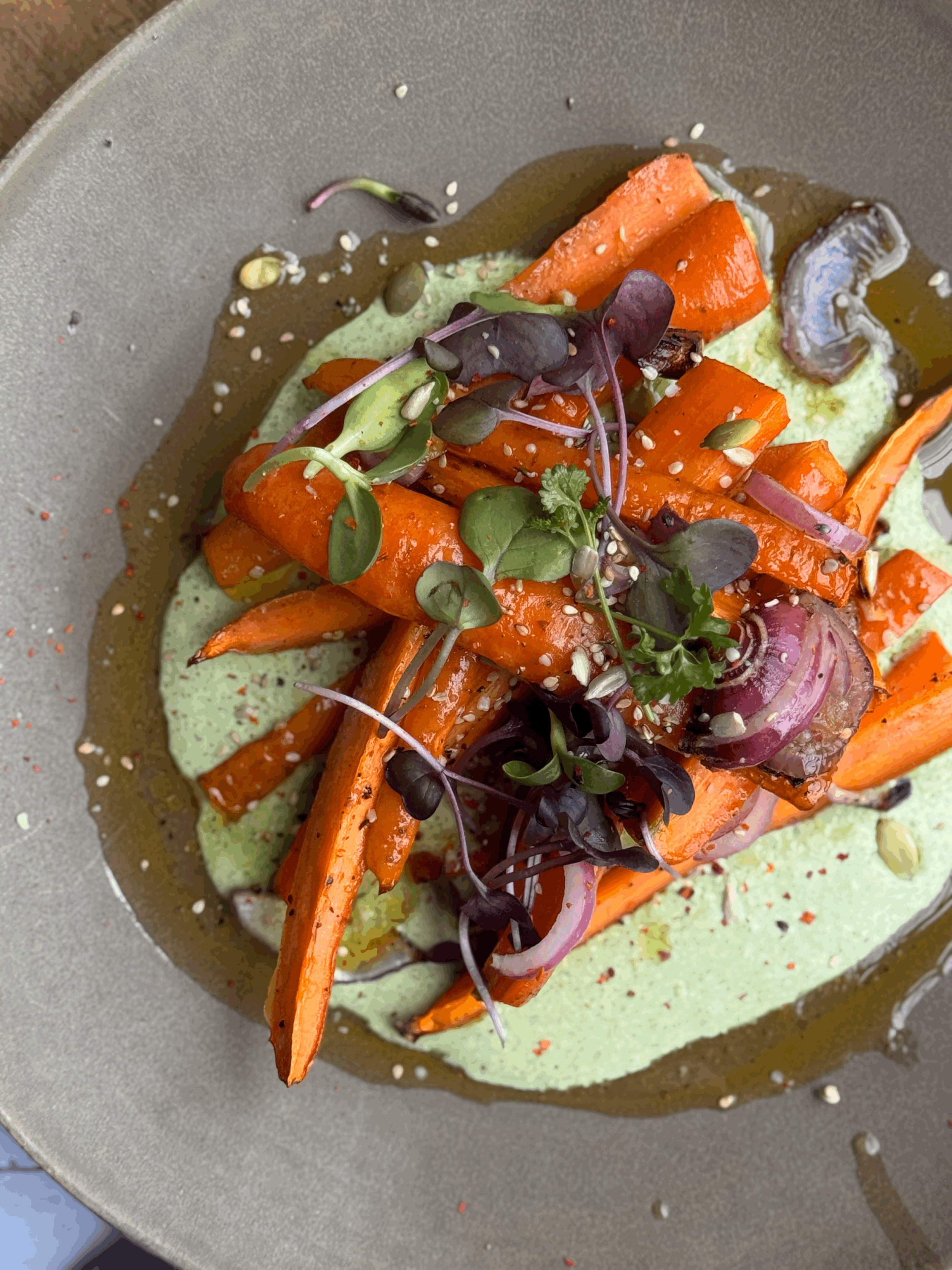 Hunangsgljáðar gulrætur á rjómalagðri&nbsp; fetasósu